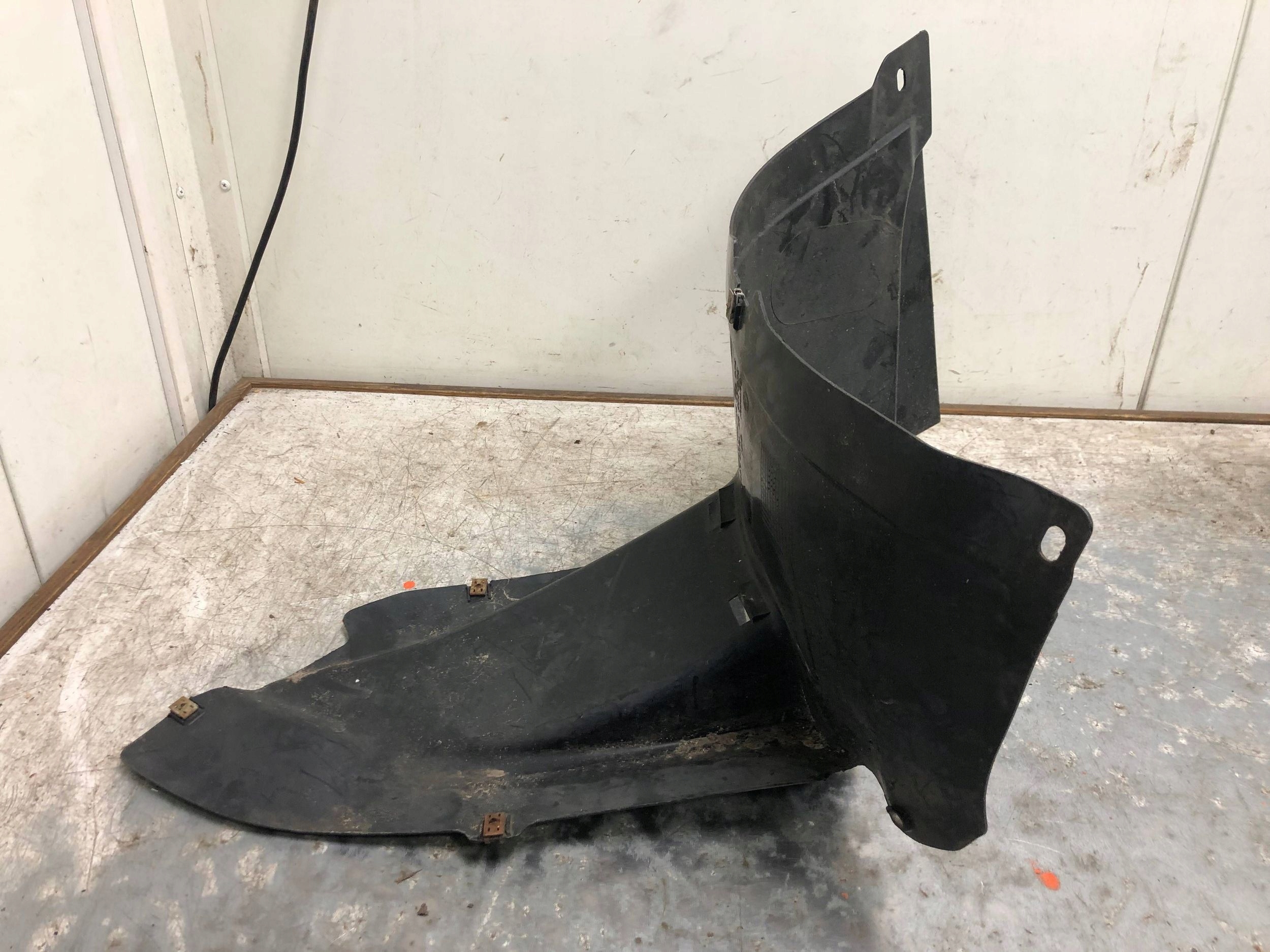 NOSEK NADKOLA left front VW PASSAT B6 3C0805911B