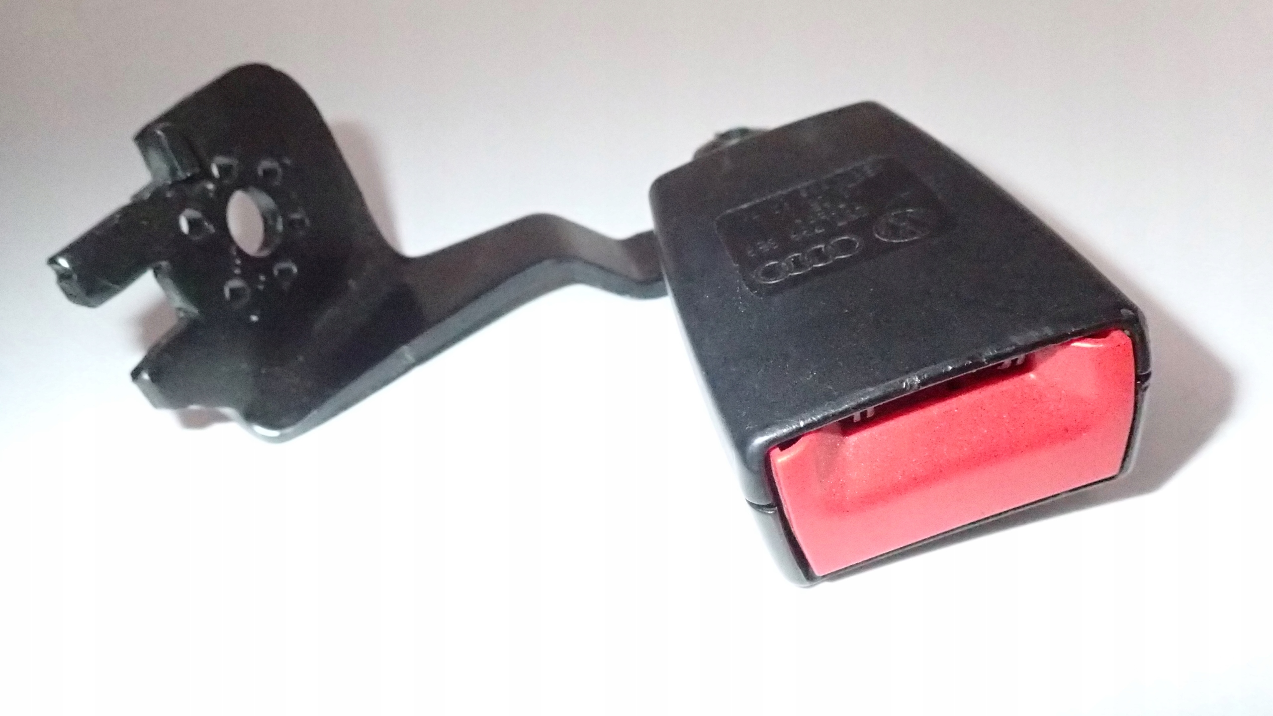 защелка ремня зад левый Audi A8 S8 D4 4H 4H0857739