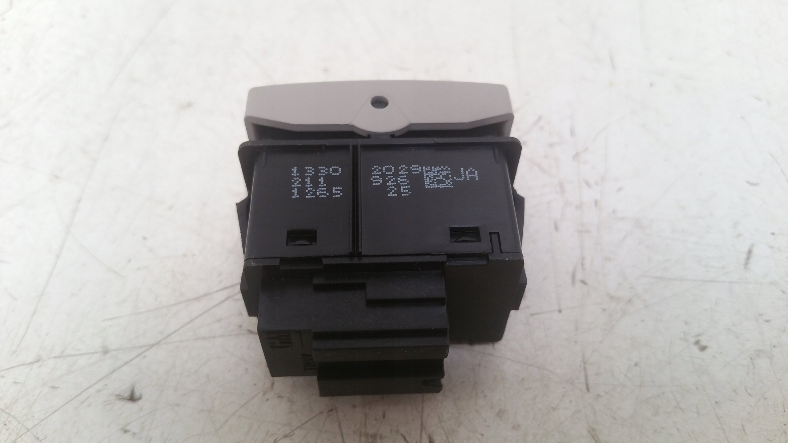 Bouton du capot Opel Astra J