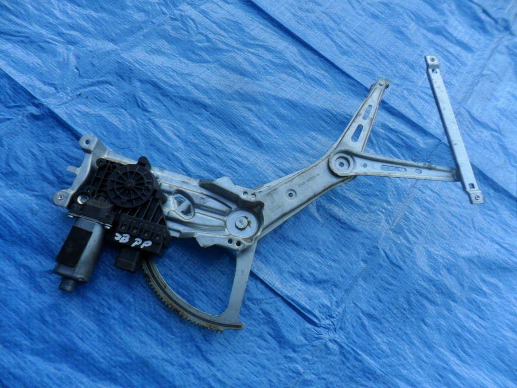 OPEL-CZĘŚCI | Zafira B Podnośnik szyby prawy przód 13132435