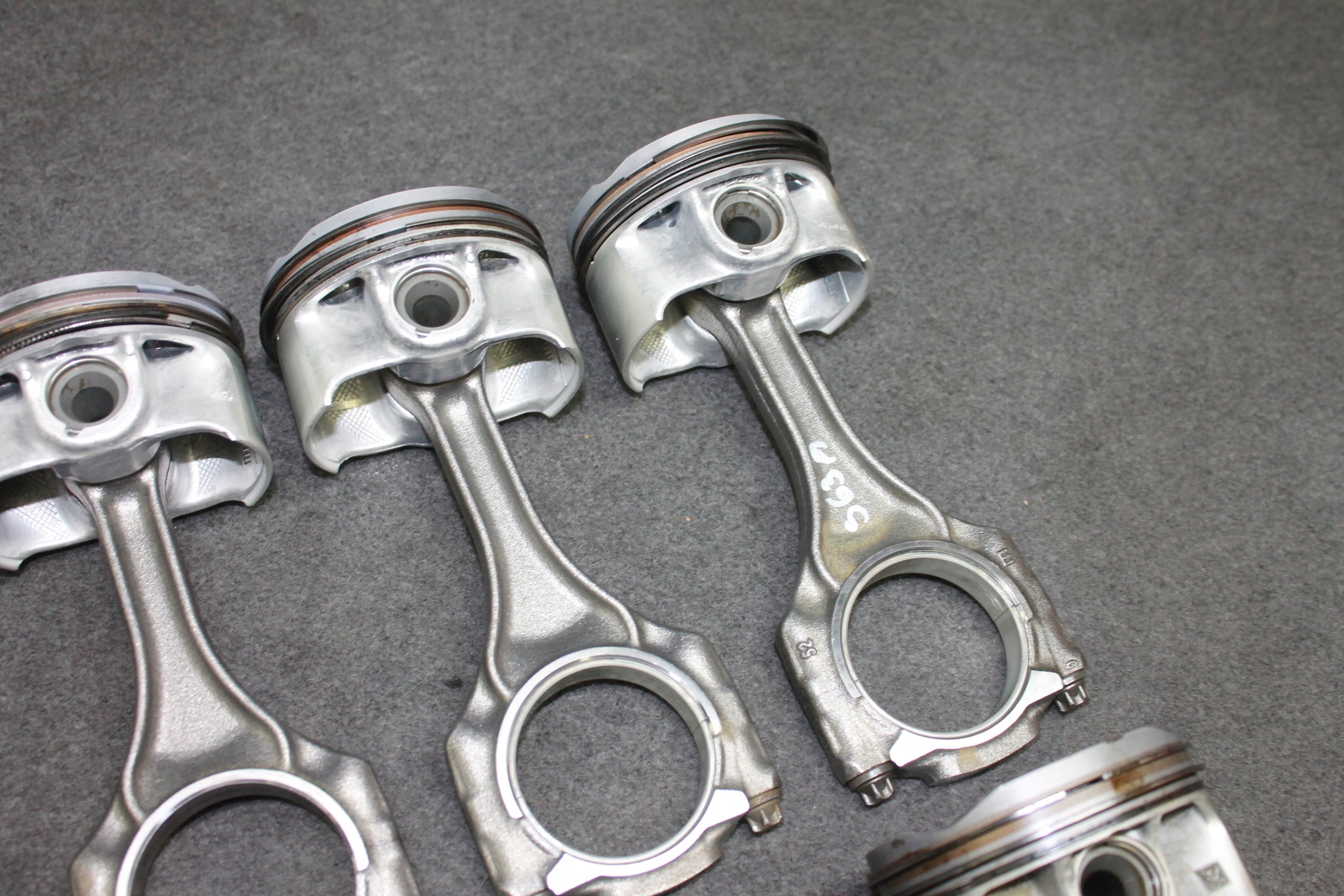 BMW X5M E70 X6M E71 5.0i S63B44A piston connecting rod 7598207