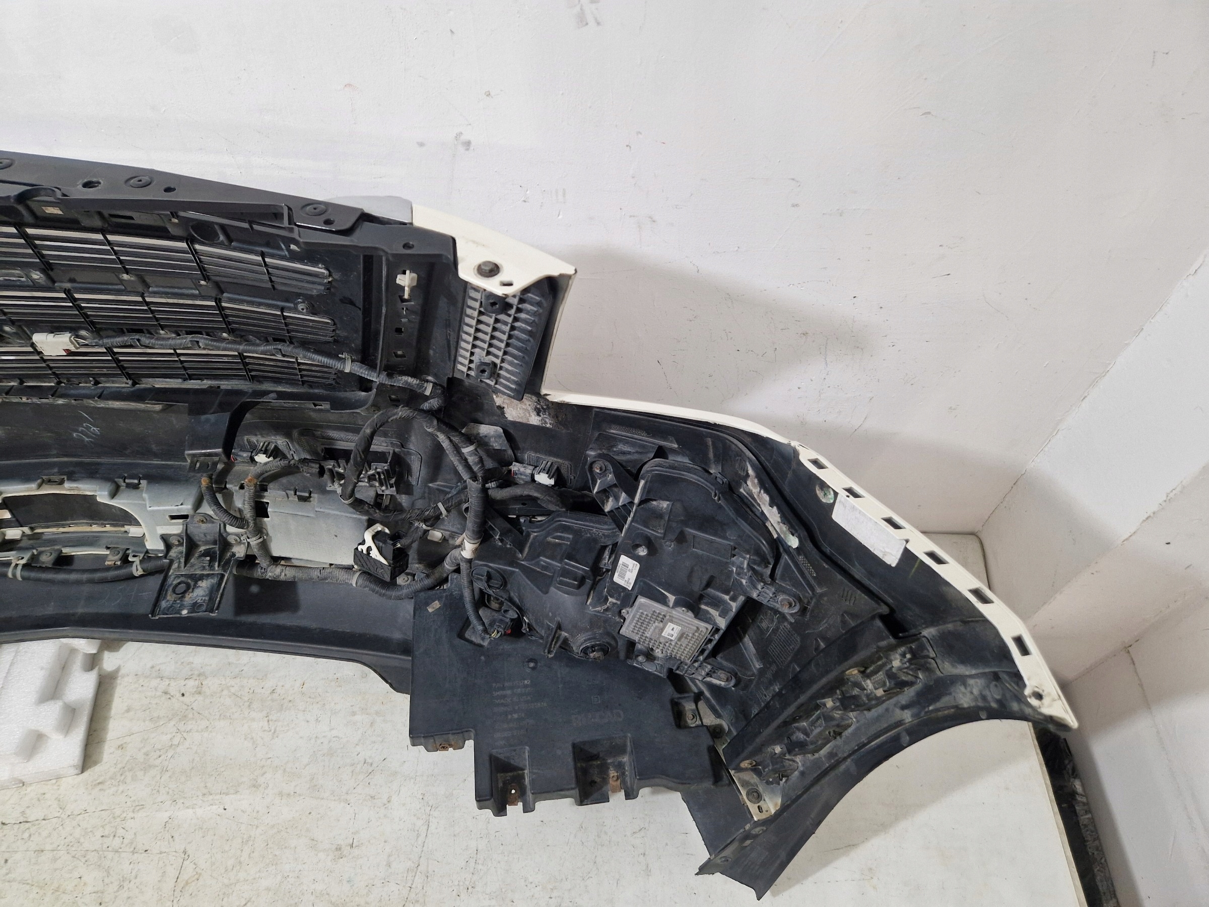 CADILLAC ESCALADE IV 2014 - bumper front front grill grille intake DRL BNG