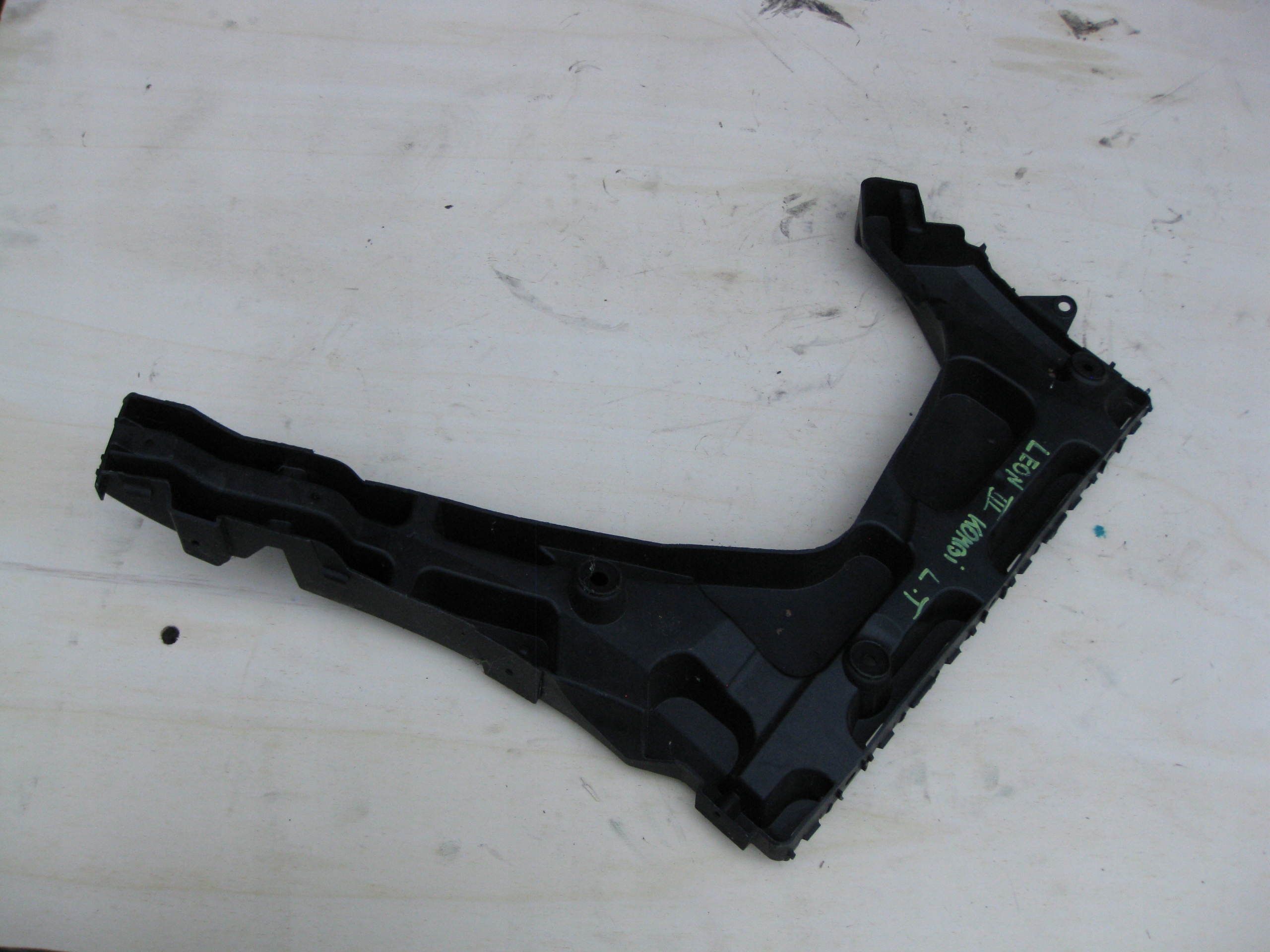 SEAT LEON III KOMBI 15R bumper bracket left rear part 5F9807375B