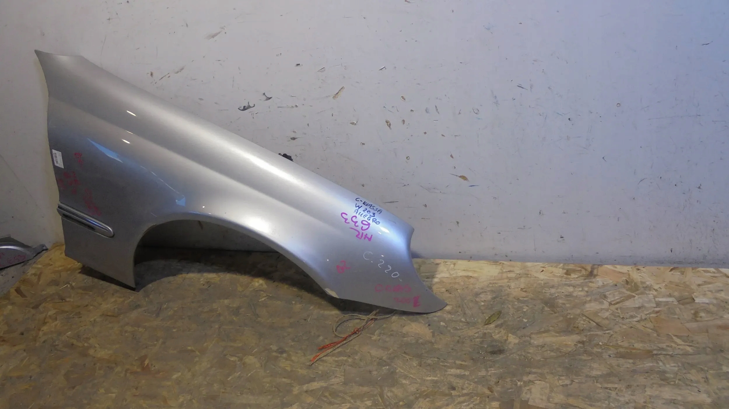 fender front right Mercedes C Klasa W203