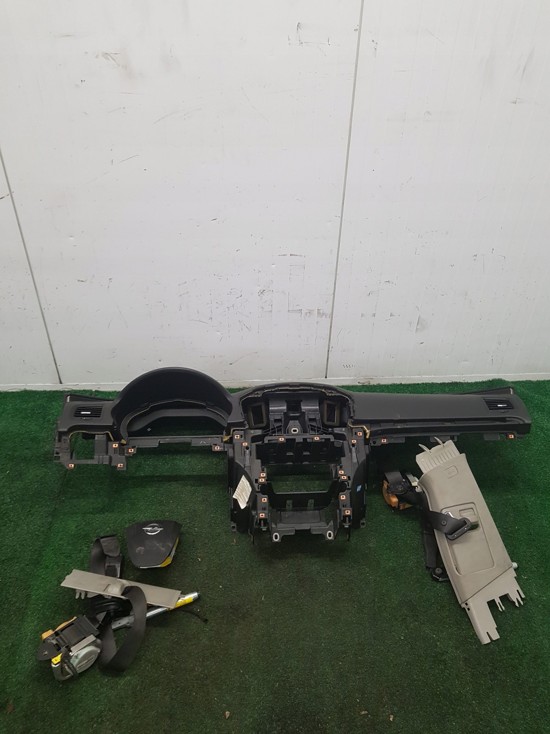 dashboard instrument panel OPEL INSIGNIA 13270401