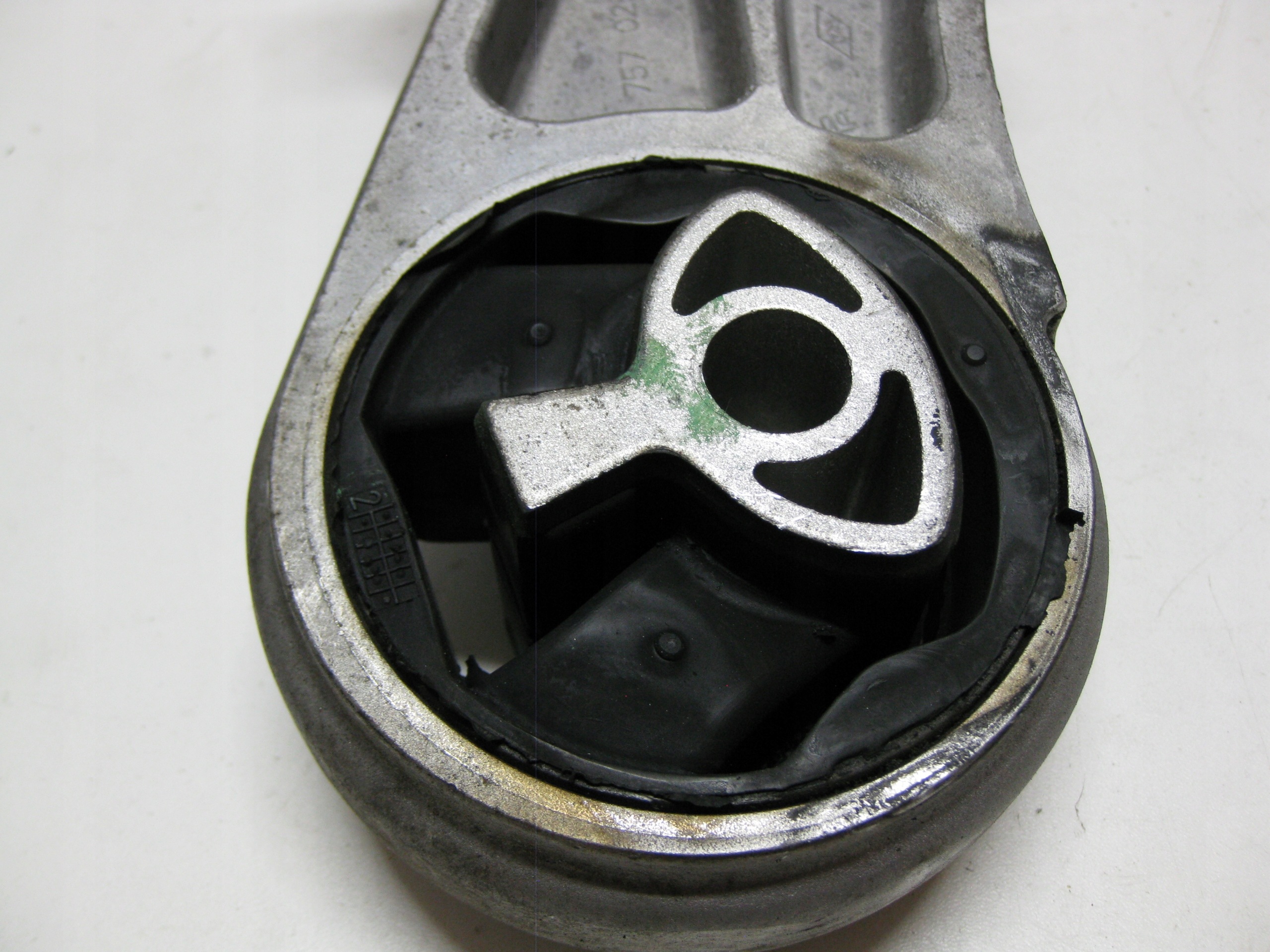 RENAULT MASTER III LIFT holder engine mount 113757025R