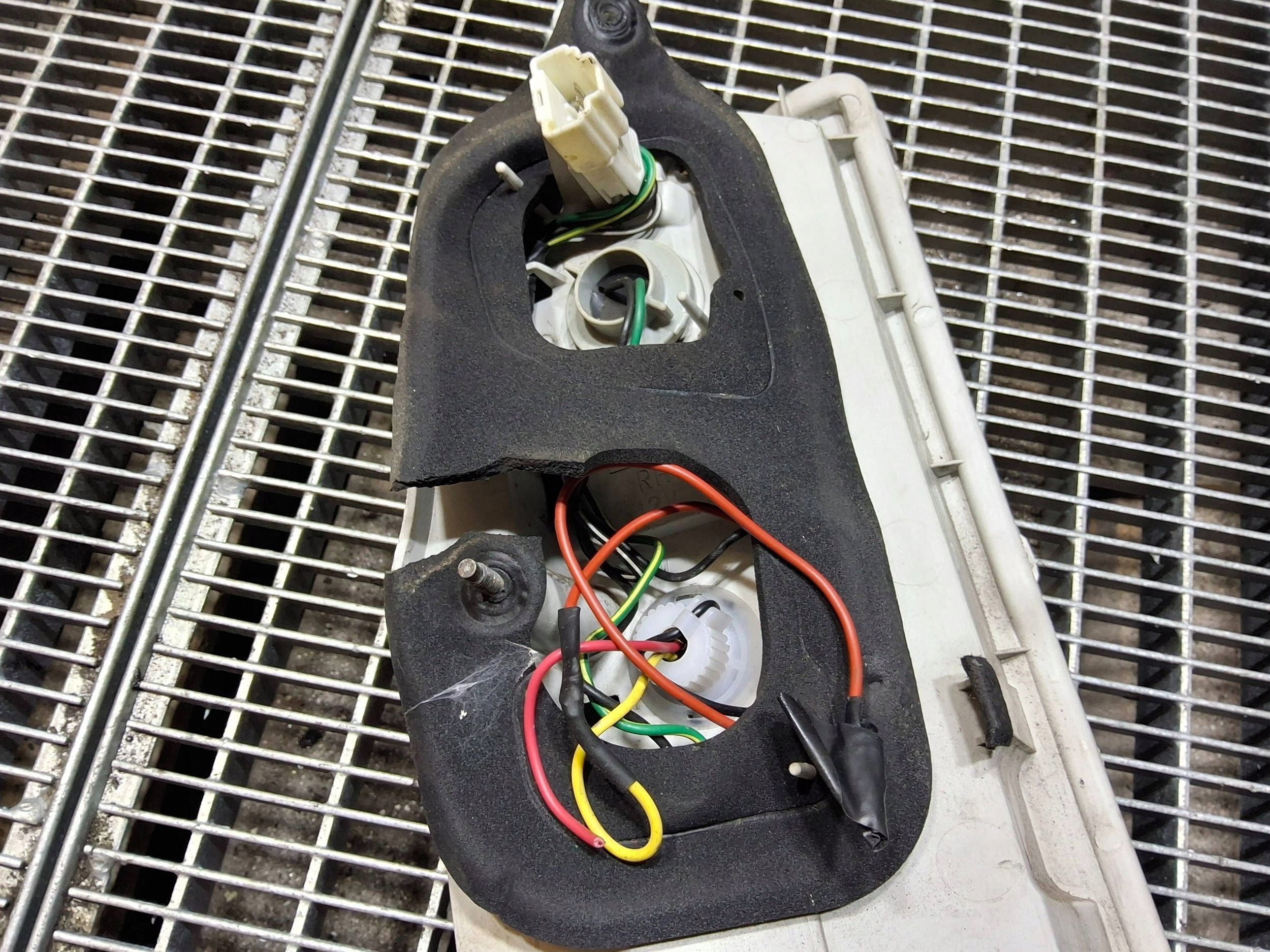 nissan ELGRAND 2004 задний правая сторона фонарь