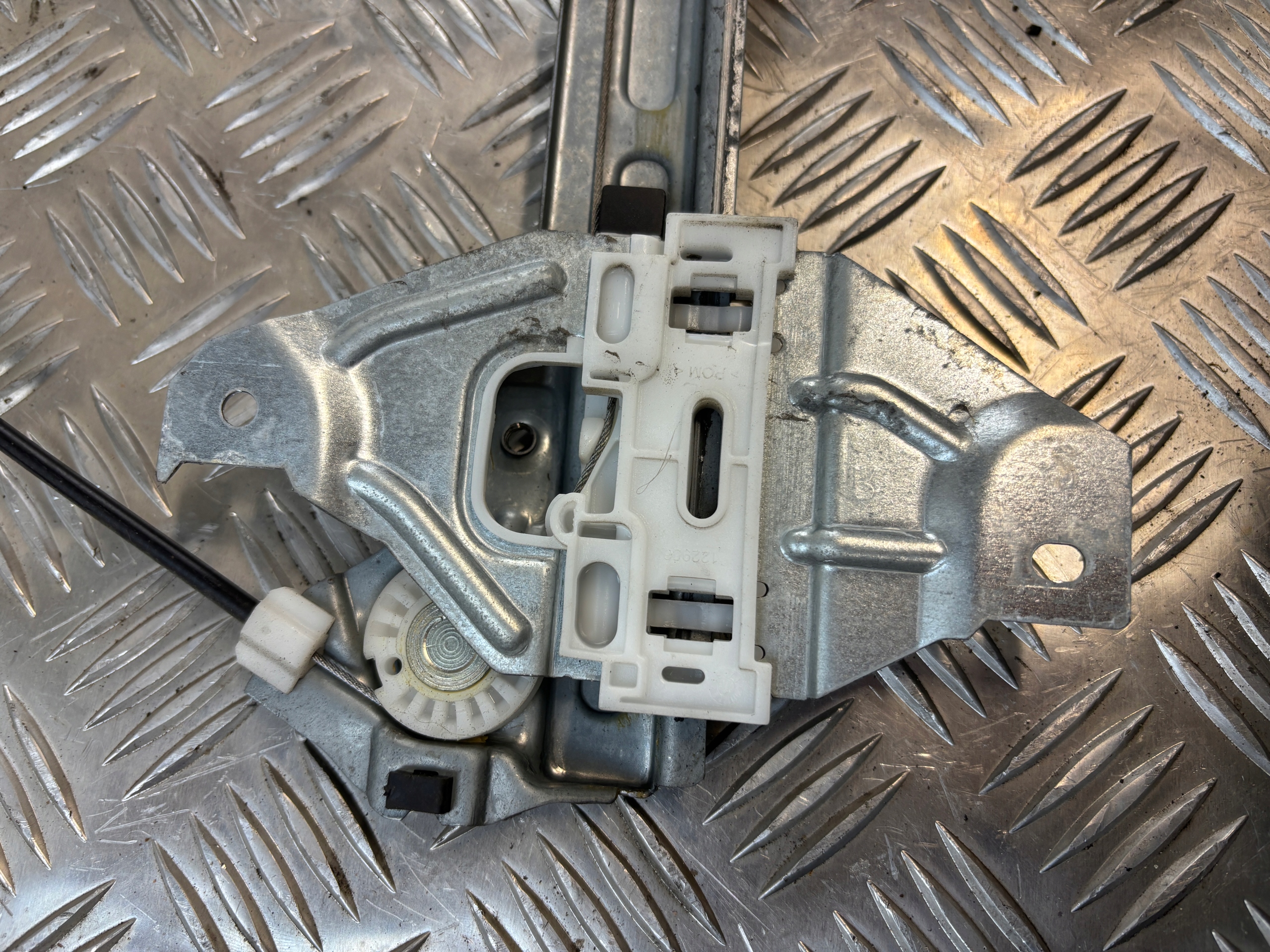 window regulator right front Peugeot 301 9674412380