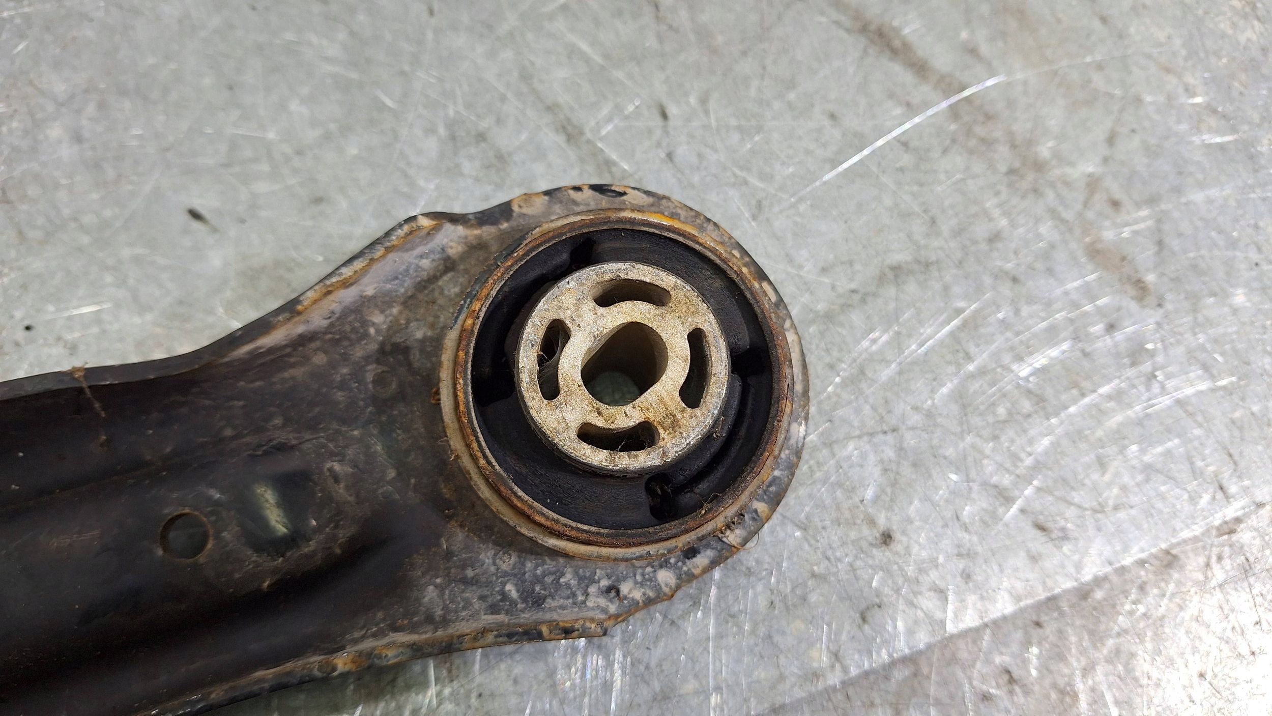 arm left front H1BC-3051L FORD FIESTA MK8