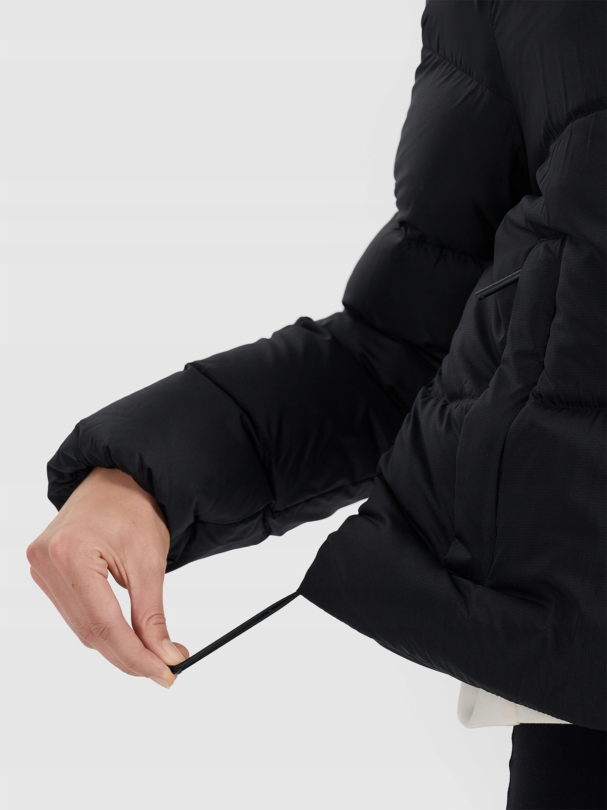 4F dámská zimní péřová bunda s kapucí 4FWAW25TDJAF594 černá