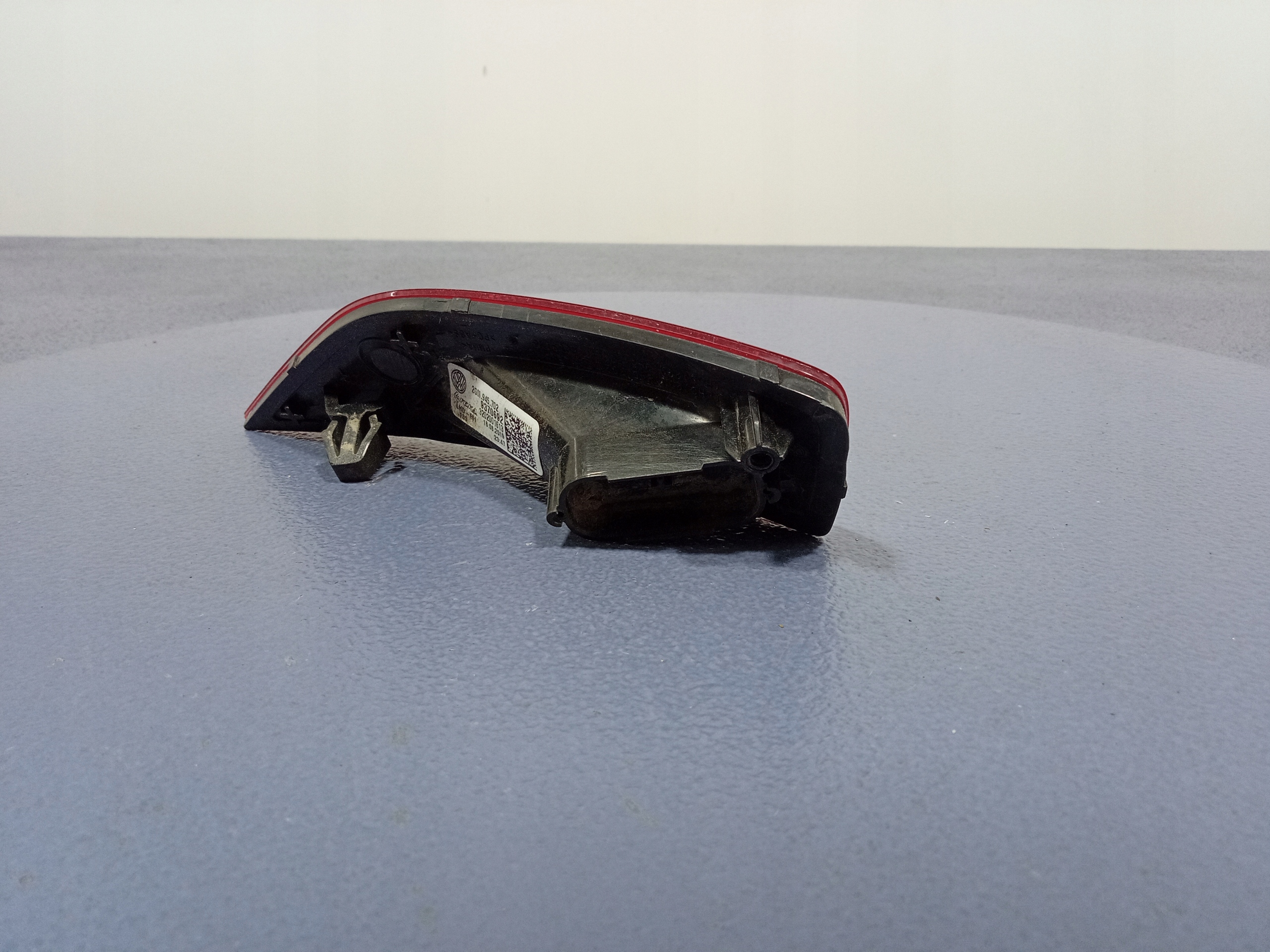 vw 18- отражатель бампера зад правый задний 2GM945702