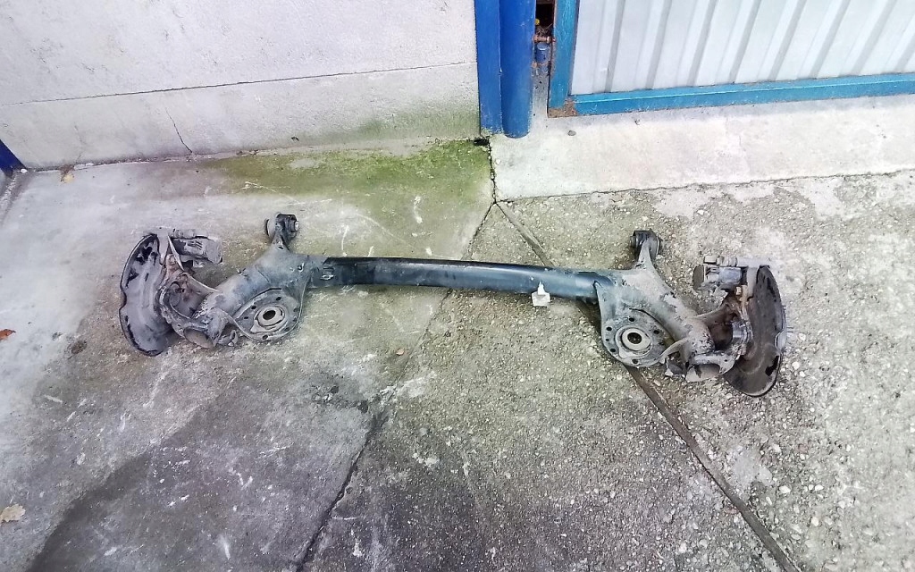 YARIS CROSS BELKA ZAWIESZENIA TYŁ OŚ KPL. SANKI Typ samochodu Samochody osobowe