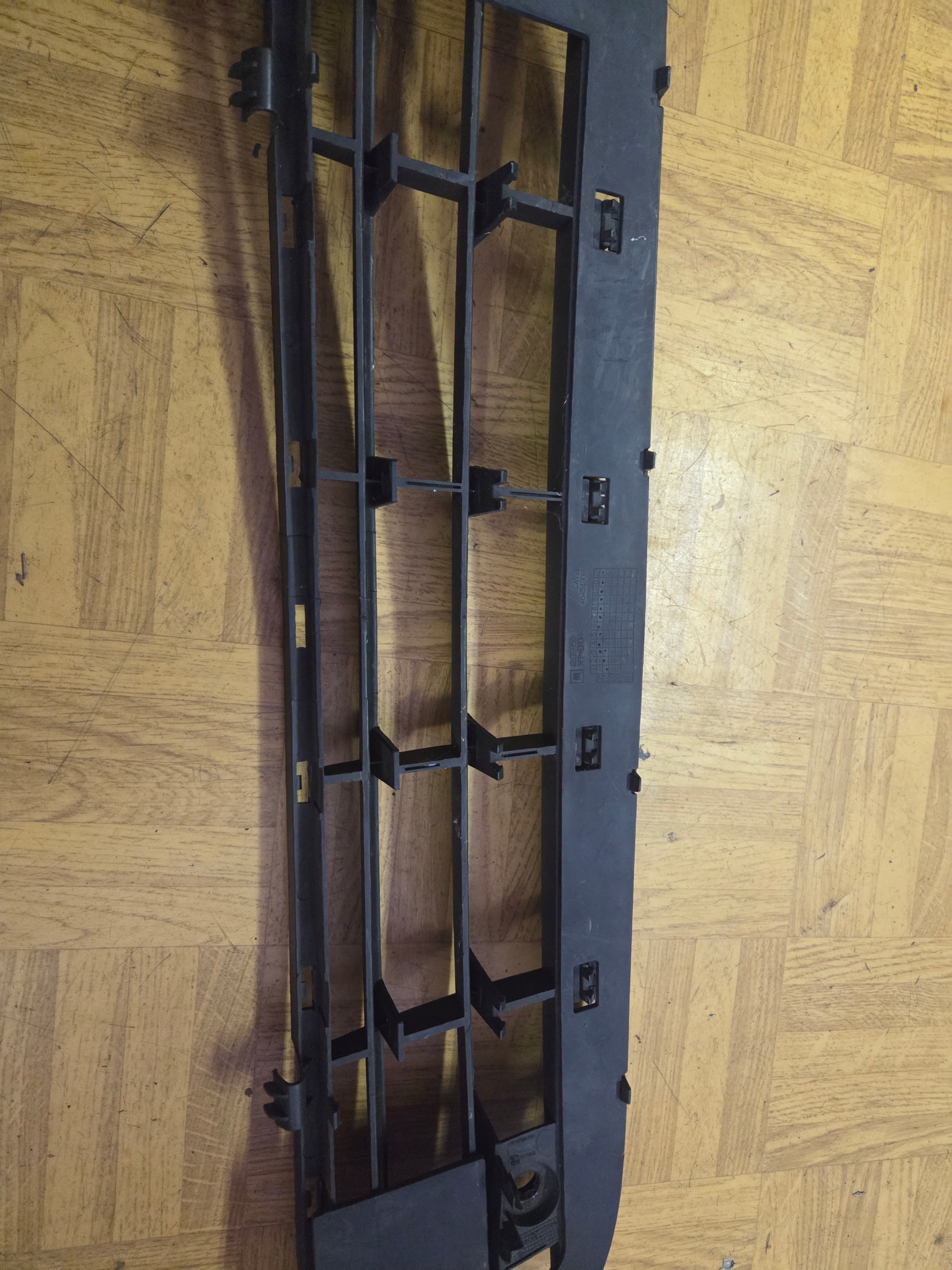 grid of a bumper front central OPEL CORSA D 13179958