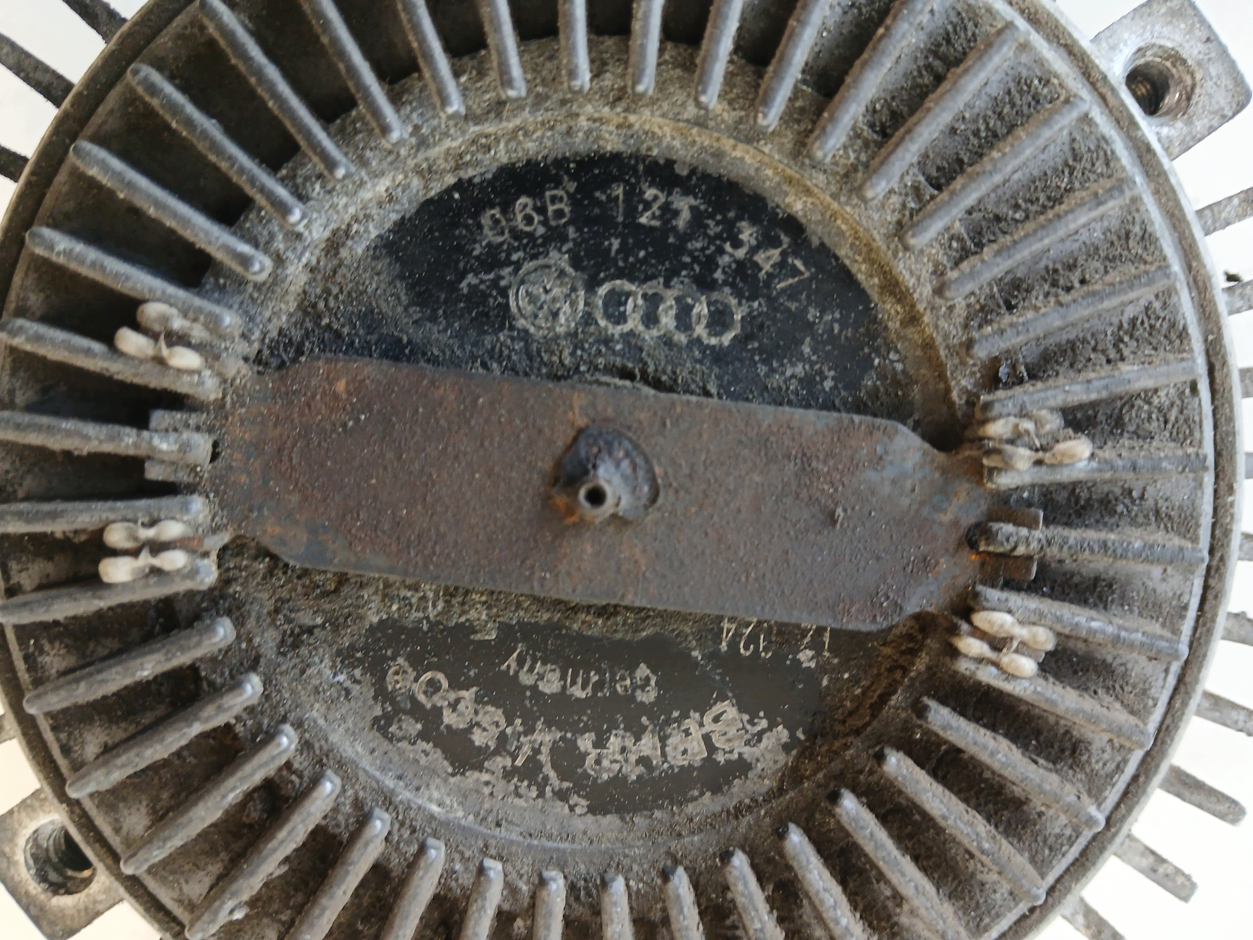 VW PASSAT B5 1.9 TDI WISKOZA kvačilo ventilatora 06B121347