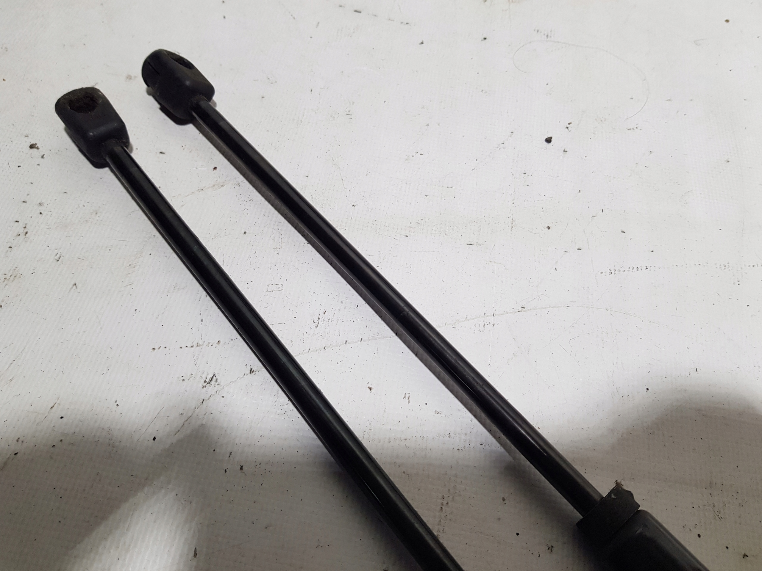 MERCEDES W207 SILOWNIKI bonnets KOMPLET 2079800564