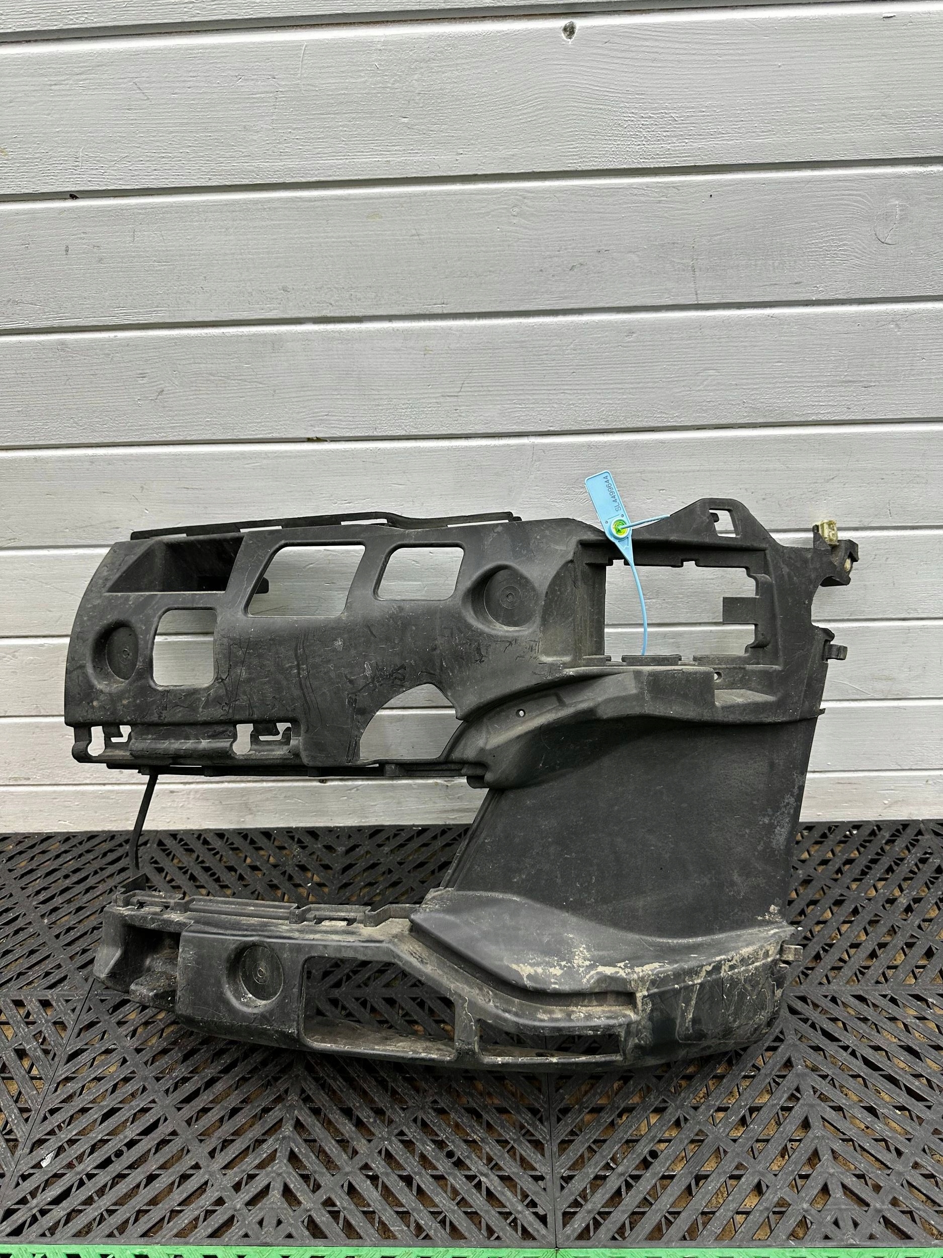 bumper bracket of the front BMW 5 G30 G31 G38 9498601