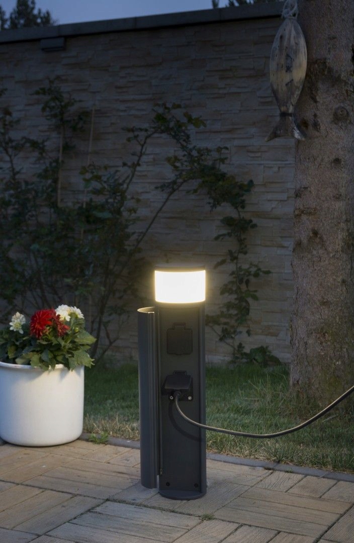 Funkčné svietidlo s dvoma elektrickými zásuvkami Elborn