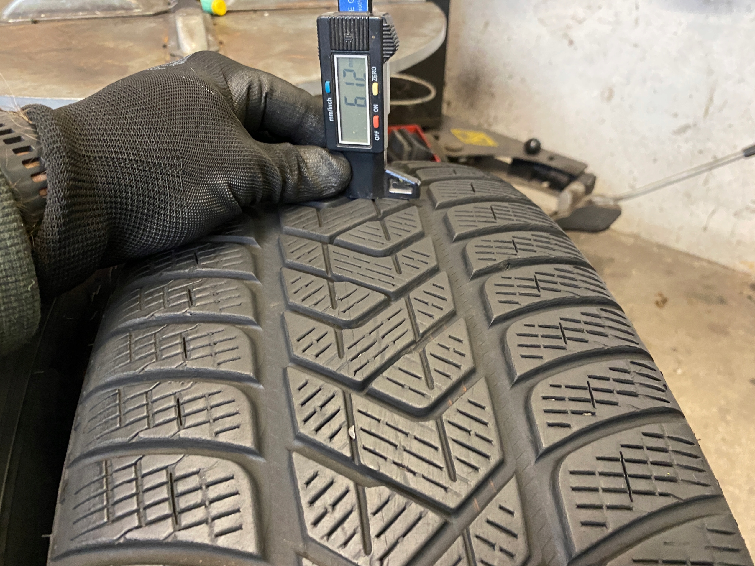 2 tyres winter 235/60R18 103H Pirelli SCORPION WINTER 6mm