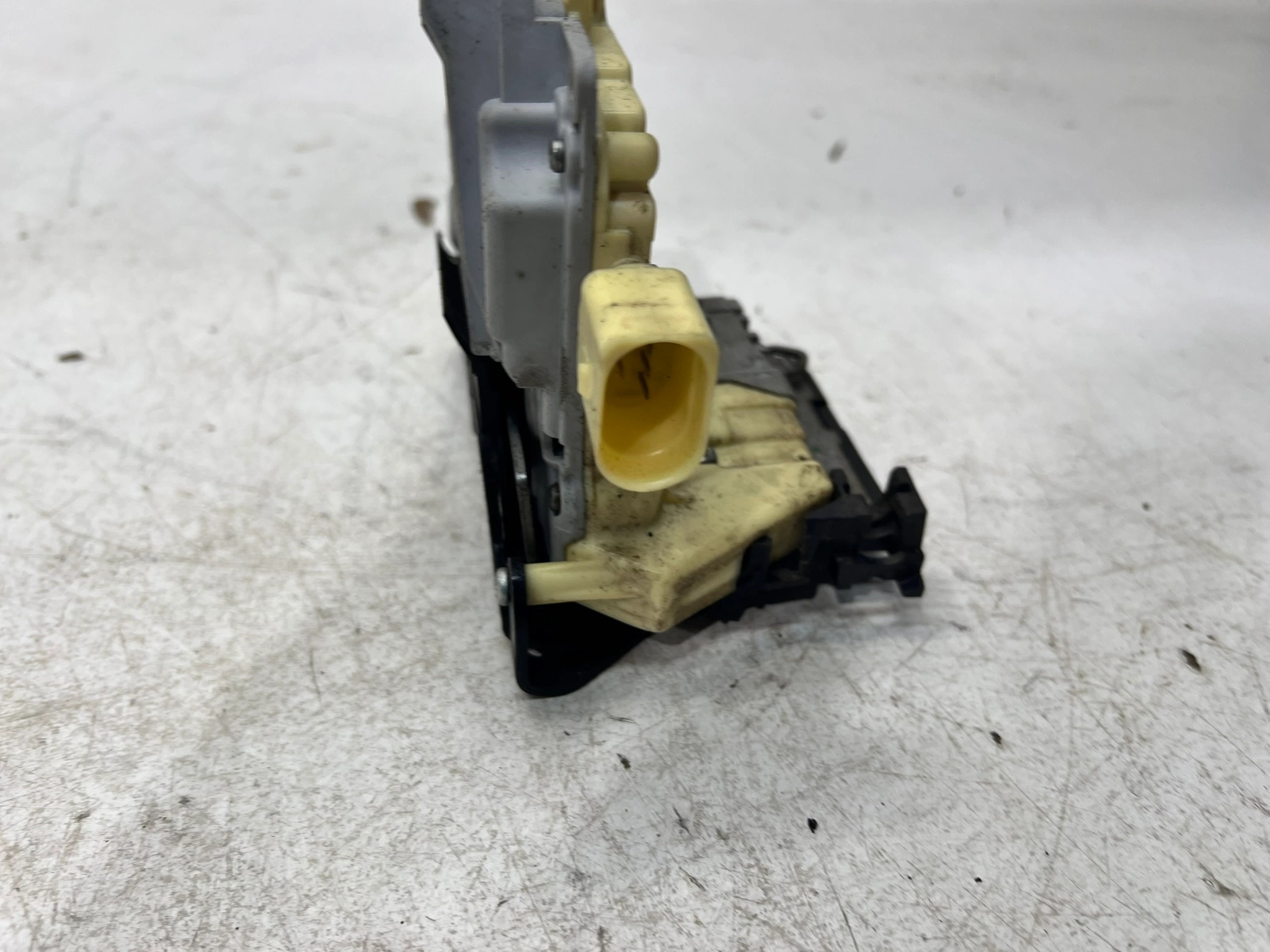lock door left front AUDI Q7 4L 3C2837015A