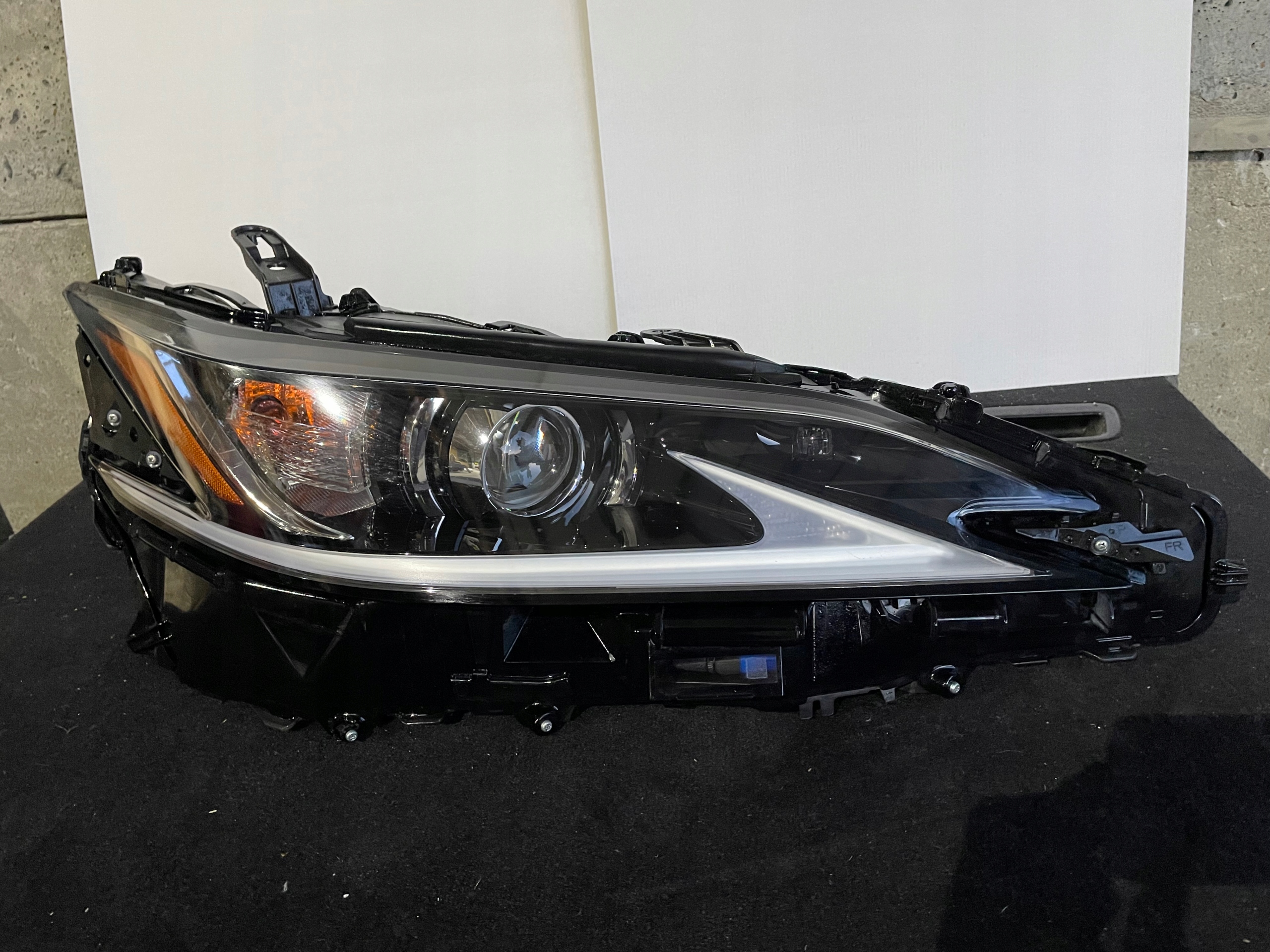 LEXUS ES 300H 2018- LAMPA PRAWA PRZÓD EUROPA KOMPL