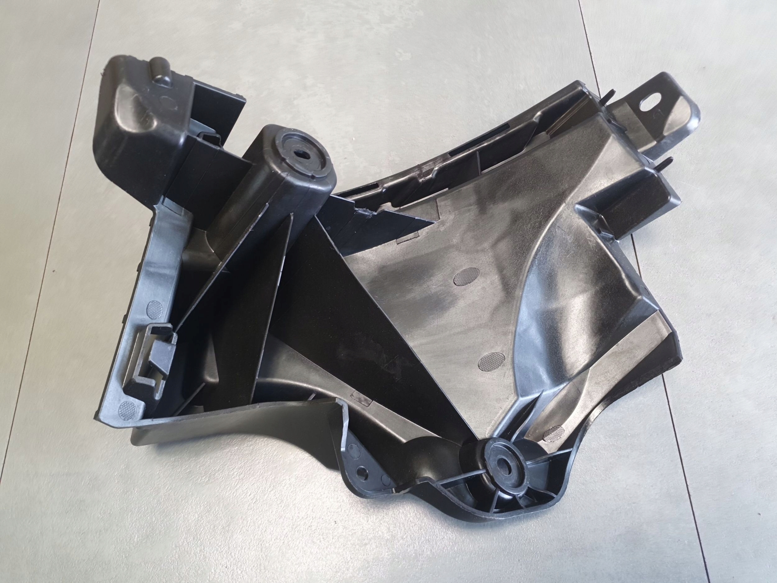Audi Q8 bumper bracket of the rear left 4M8807393