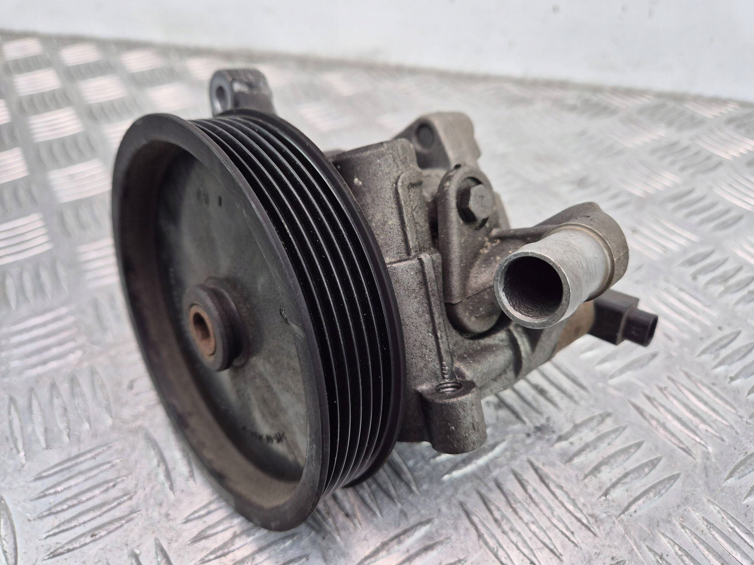 Mercedes C200 CGI W204 1.8 CGI servo pump A0064666801 271.820