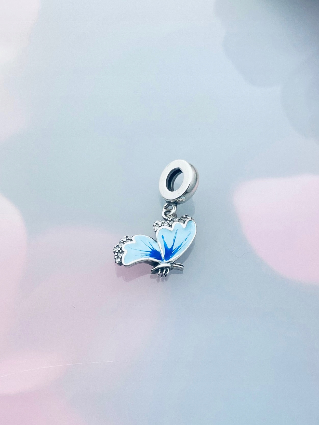 Stříbrný korálkový přívěsek s modrým motýlem