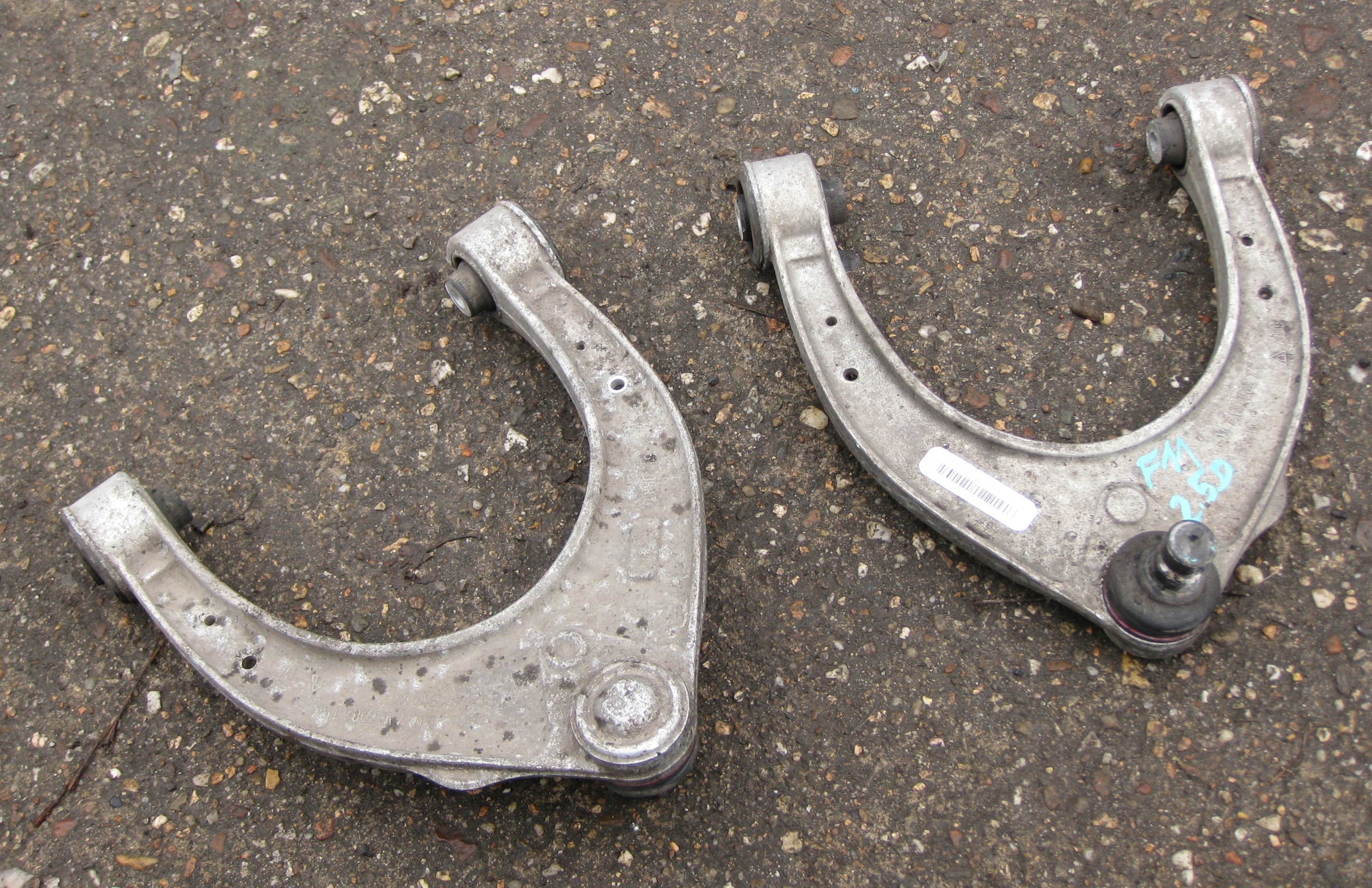 BMW F11 2.5 D 14R arm upper front 6775967 KOMPLET