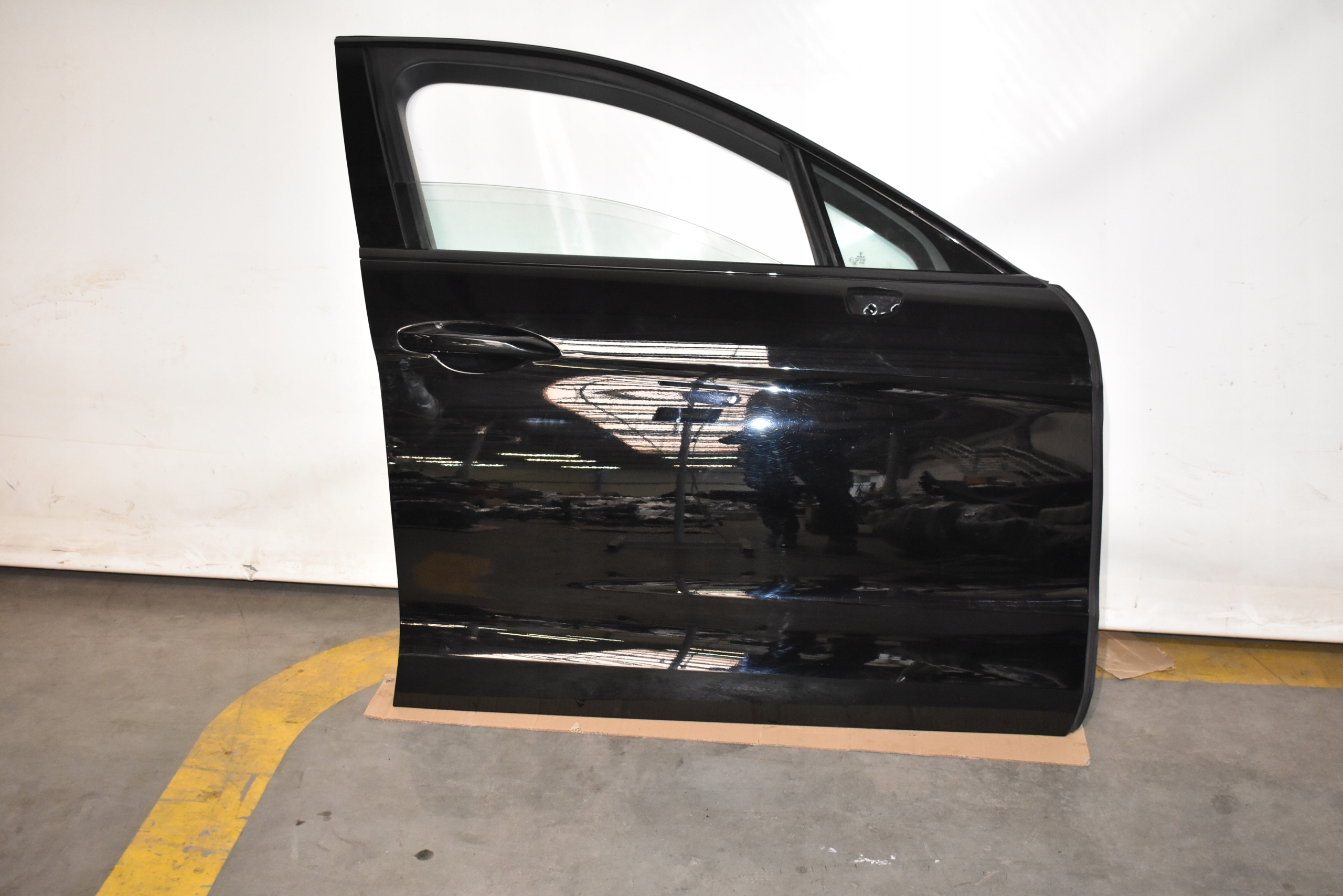 door front front right PORSCHE PANAMERA 971 colour 041 1