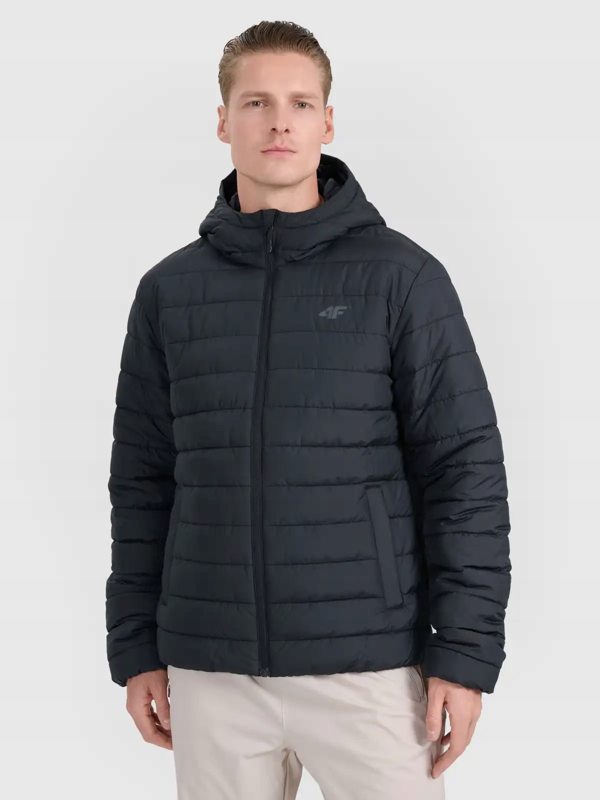 4F bunda s kapucí se syntetickou výplní 4FWAW25TDJAM598 černá