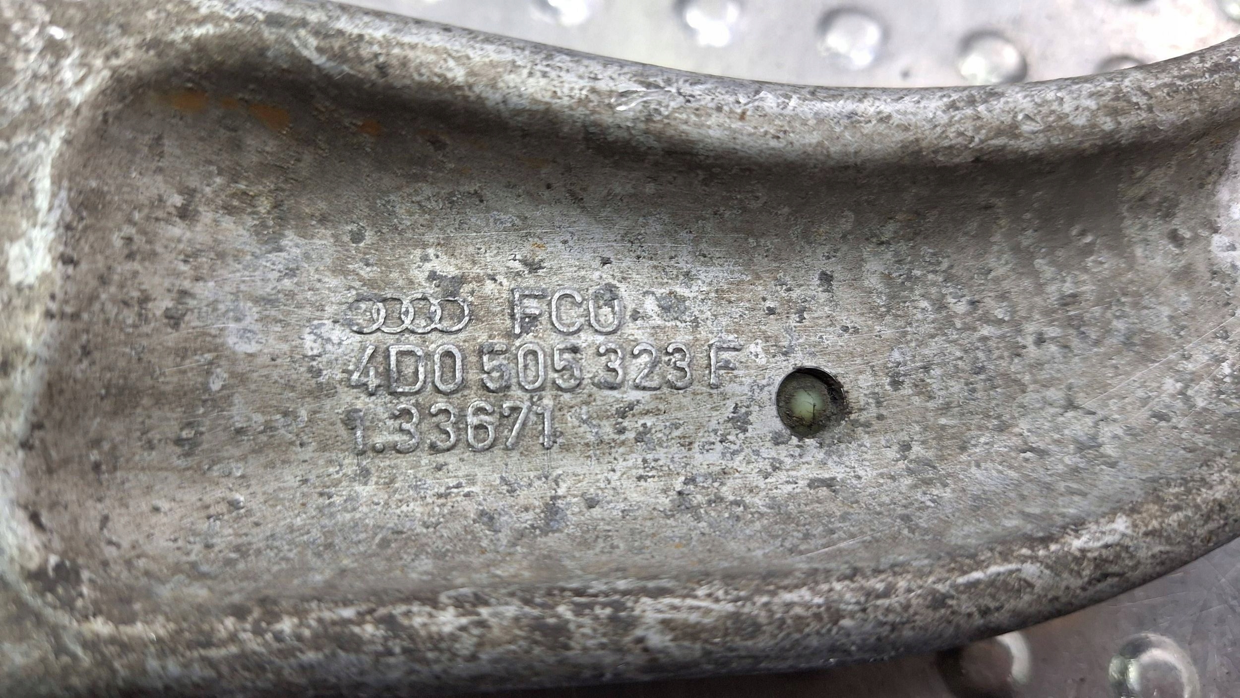 arm left rear part 4D0505323F AUDI A8 D2