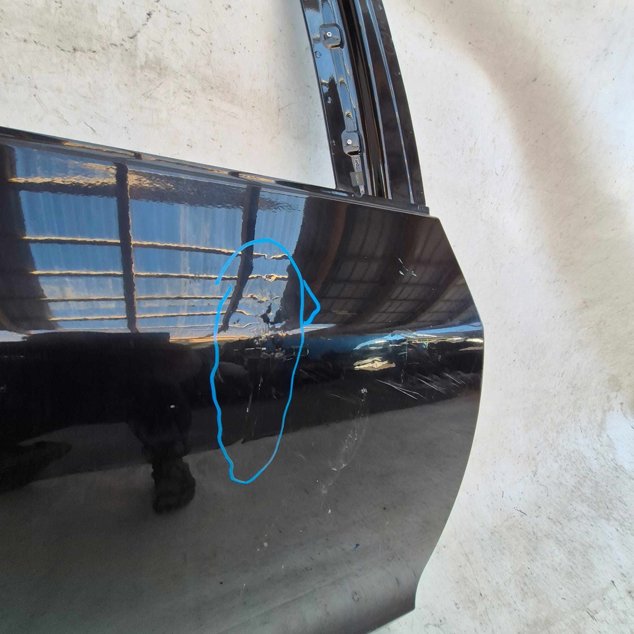 VOLVO V60 and 1 10-18 door rear part rear. right