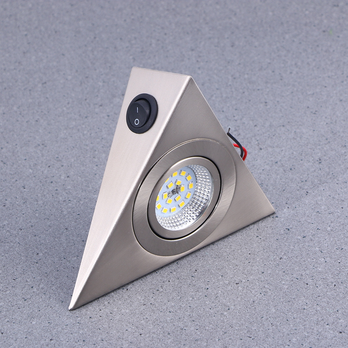 TRÓJKĄT OŚWIETLENIA SZAFY POD 13X13CM Długość 1.4 m