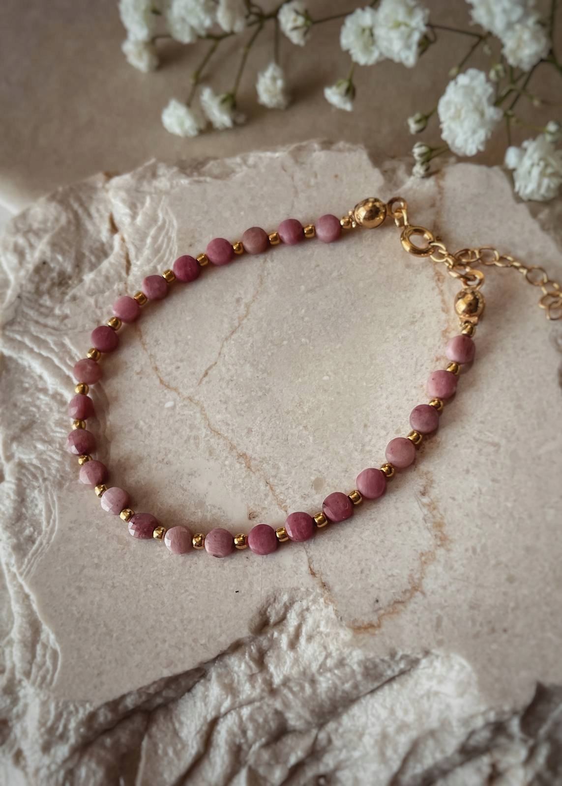 Pozlacený náramek z přírodních kamenů Rodonit