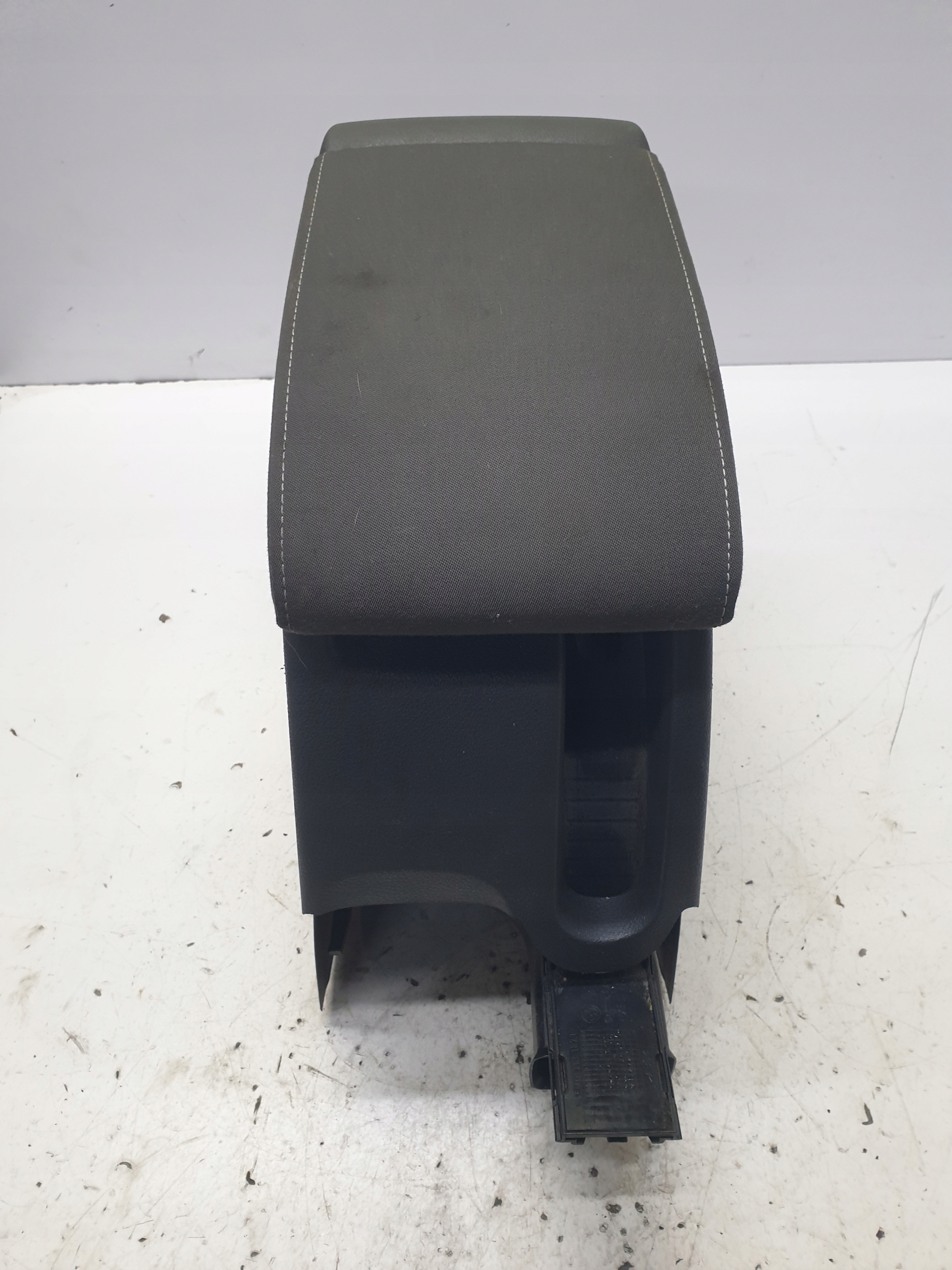 PODŁOKIETNIK VW GOLF PLUS 5M07131871