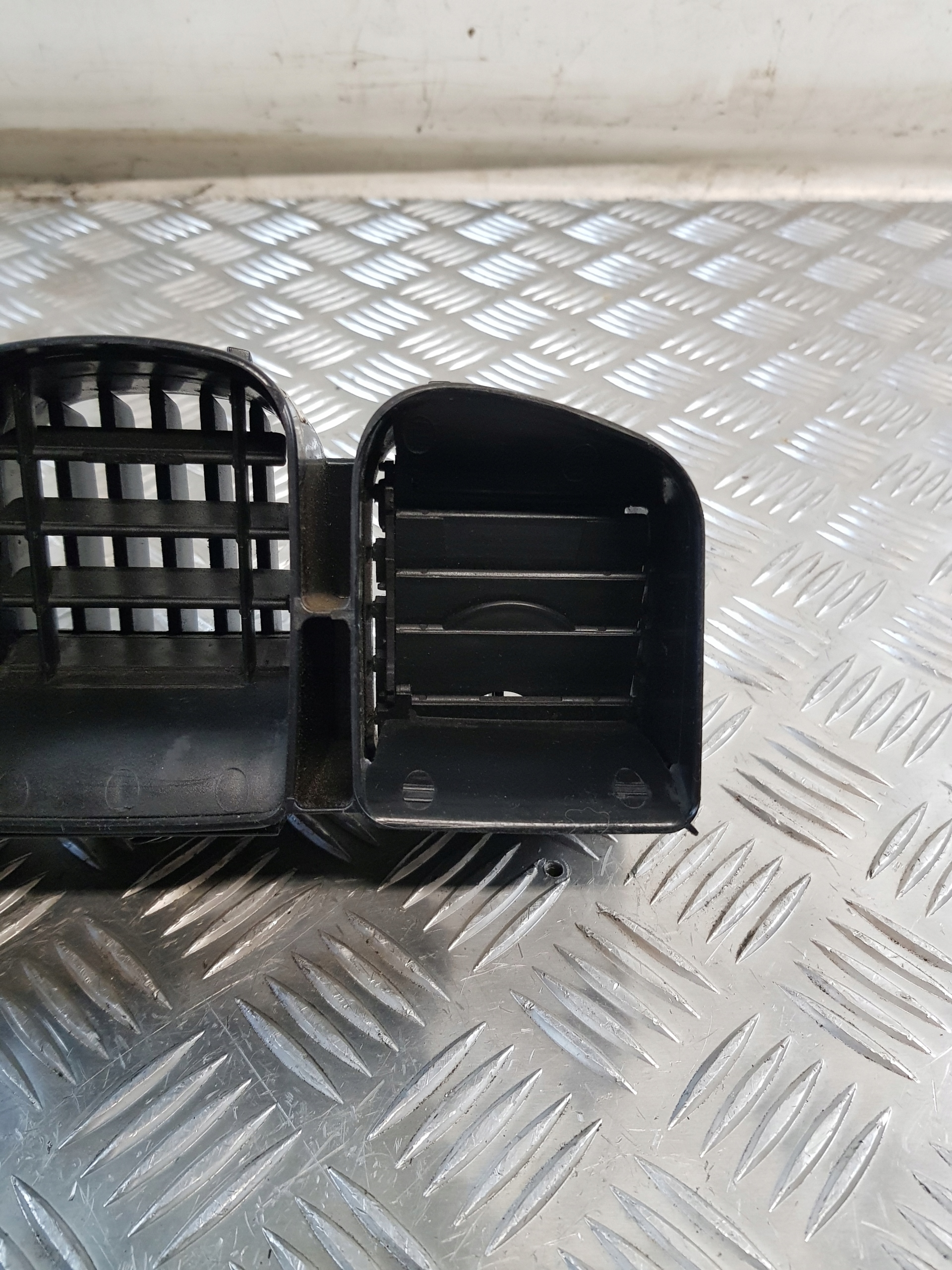 CHRYSLER VOYAGER IV grid air conditioning devices
