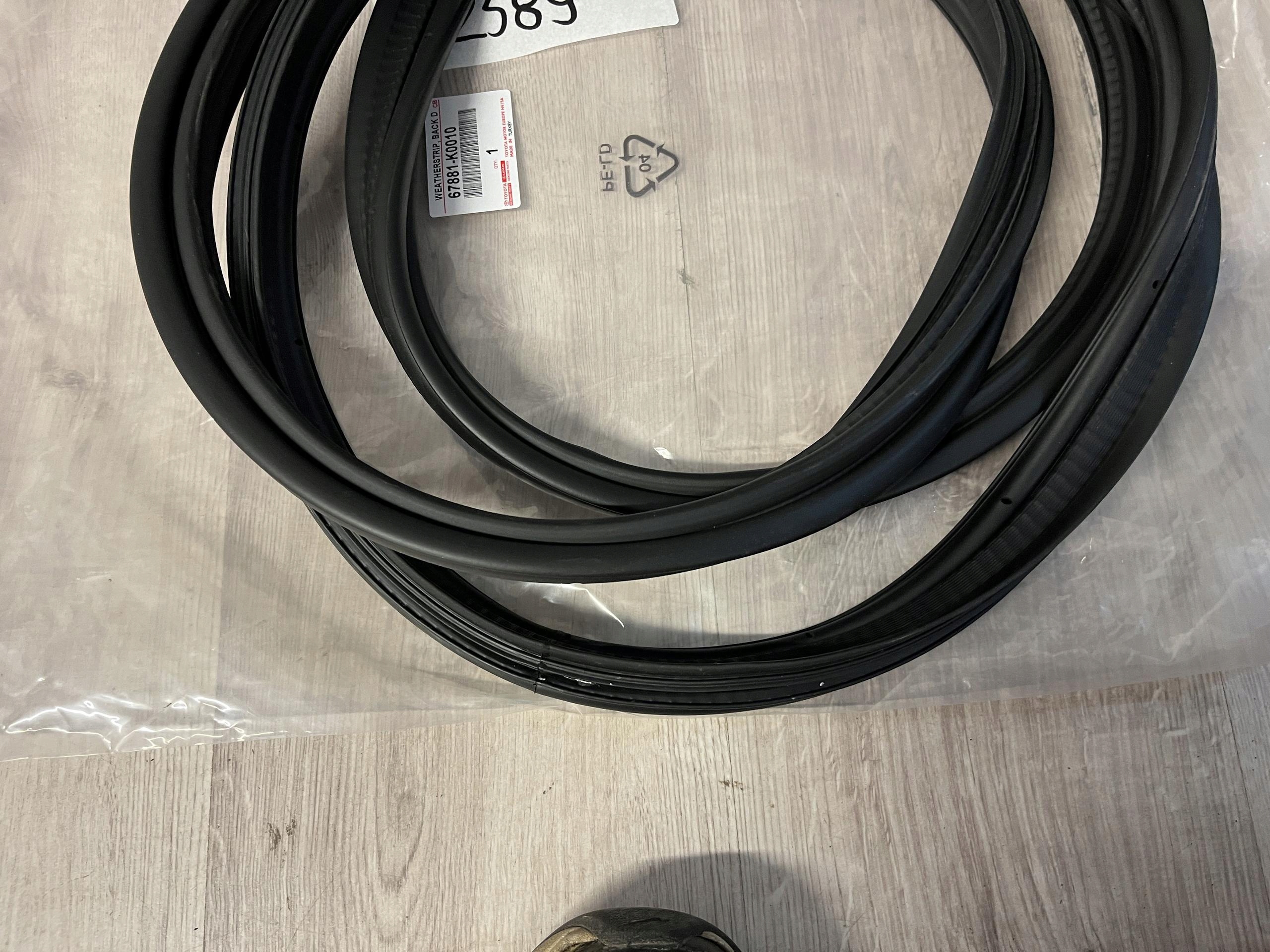 TOYOTA YARIS IV USZCZELKA KLAPY BAGAŻNIKA 67881-K0010 Jakość części (zgodnie z GVO) O - oryginał z logo producenta pojazdu (OE)