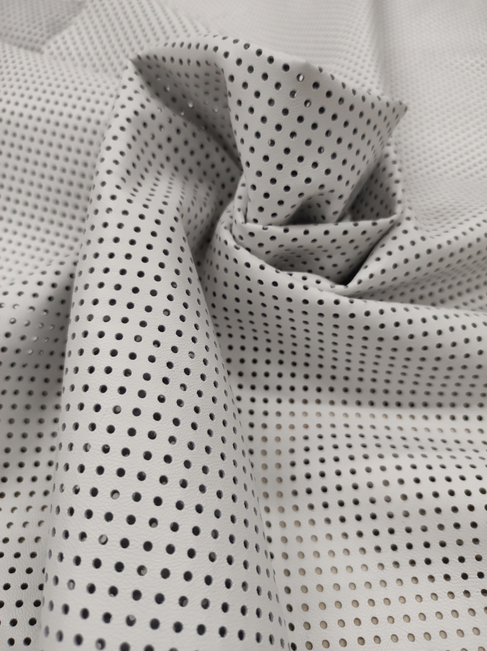 Přírodní lícová kůže 4,72 m2 bílá perforovaná gr. 0,5 mm