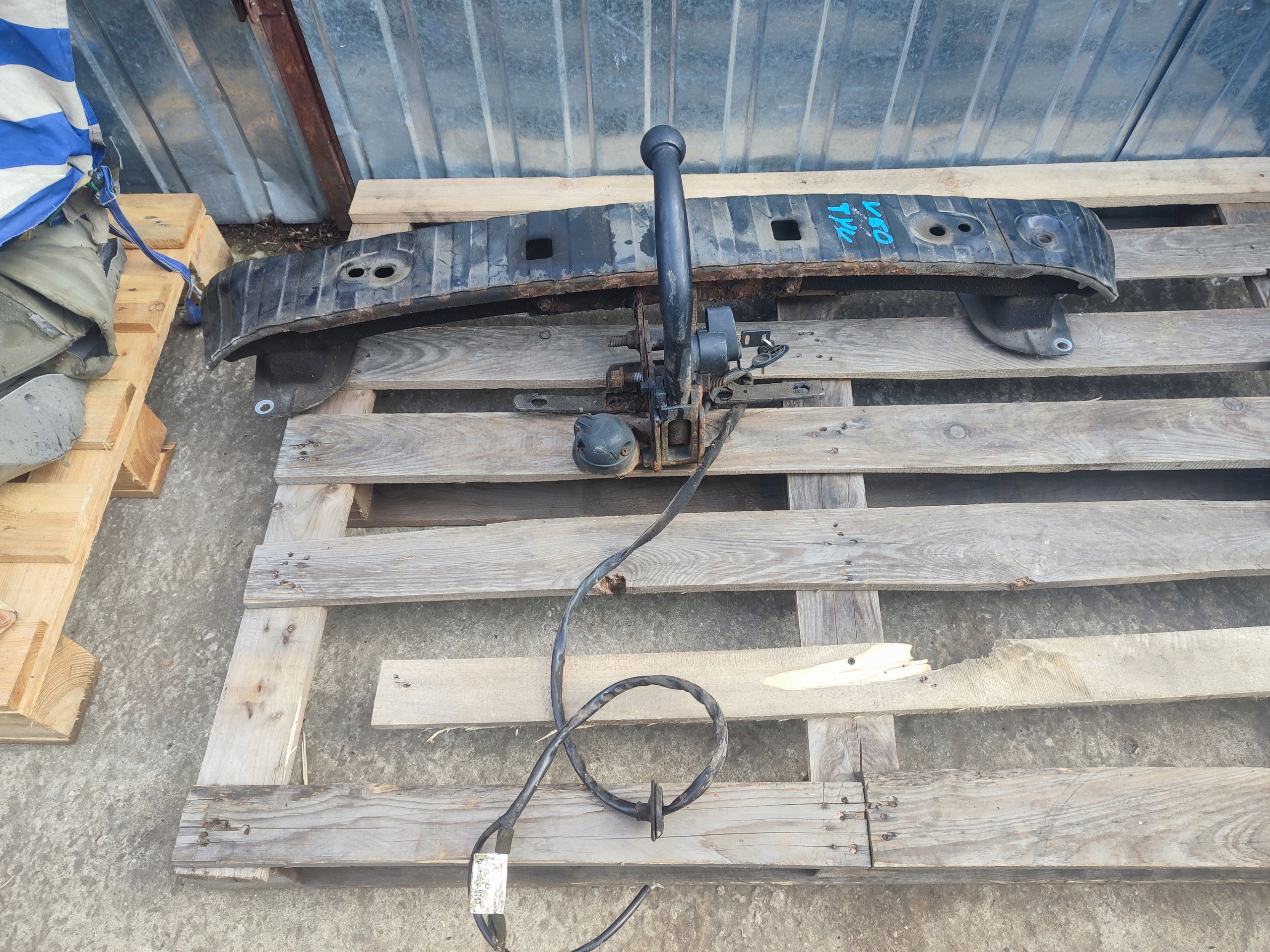 bumper support rear part z hakiem volvo v50