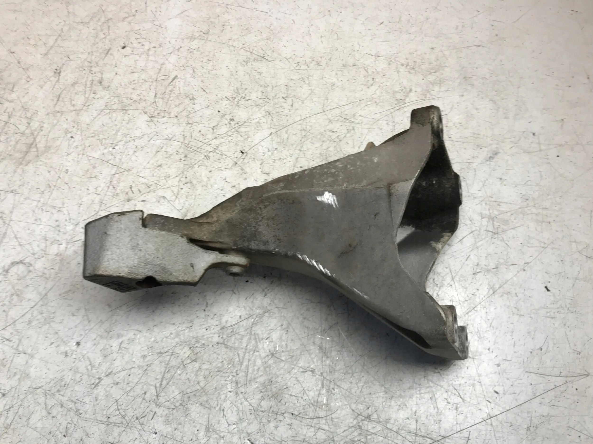 holder engine mount BMW E90 E91 2.0D 6781916