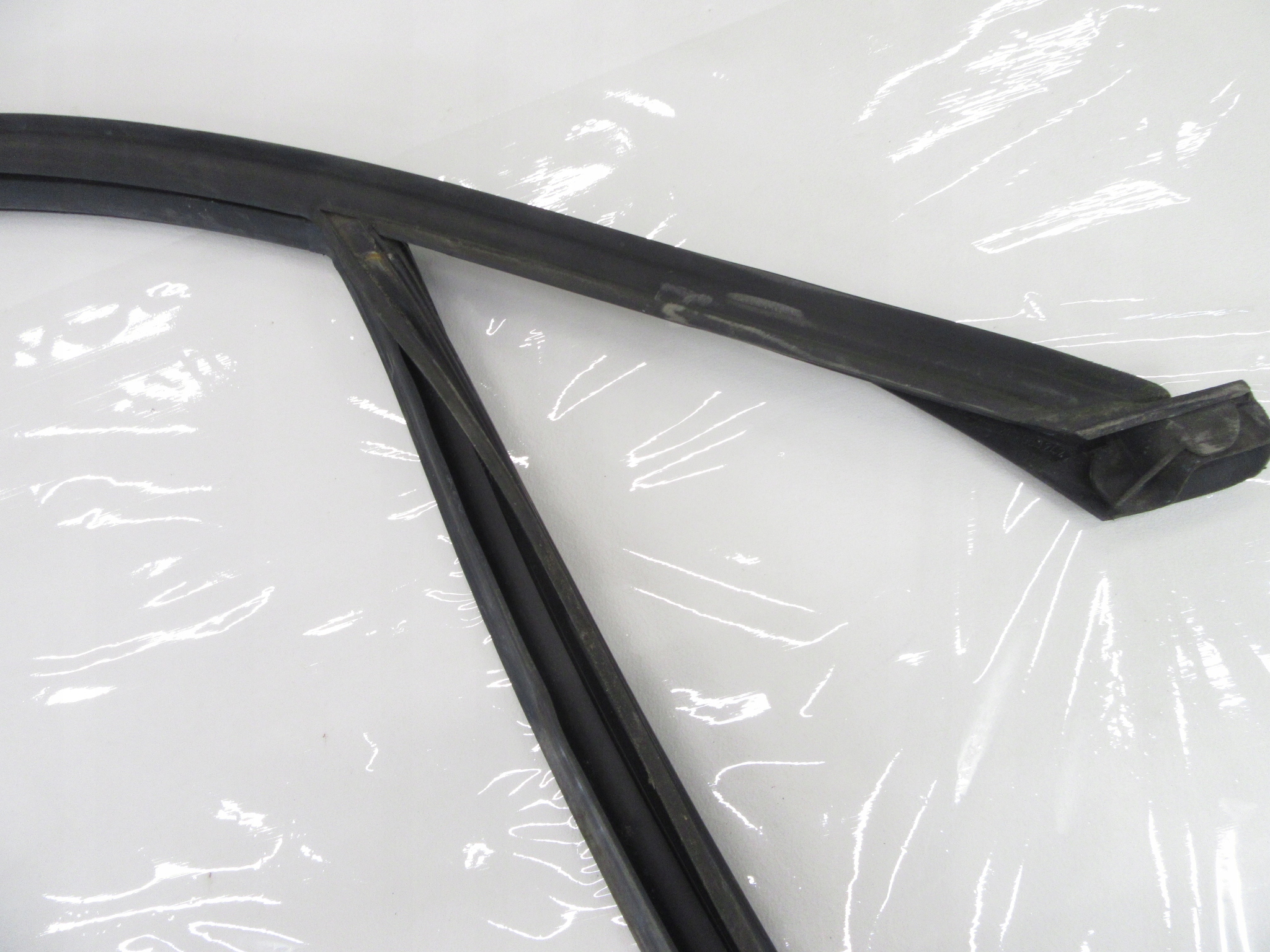 Prowadnica windows gasket door front right BMW e90 e91 sedan KOMBI