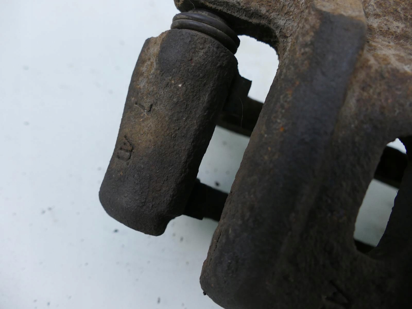 MITSUBISHI OUTLANDER III 2.2 DI-D caliper brake left front