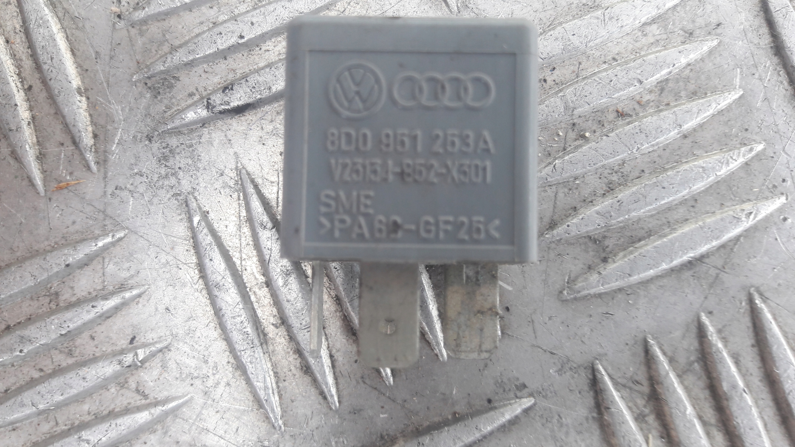 PASSAT B5 AUDI A4 B5 Relais 373 8D0951253A