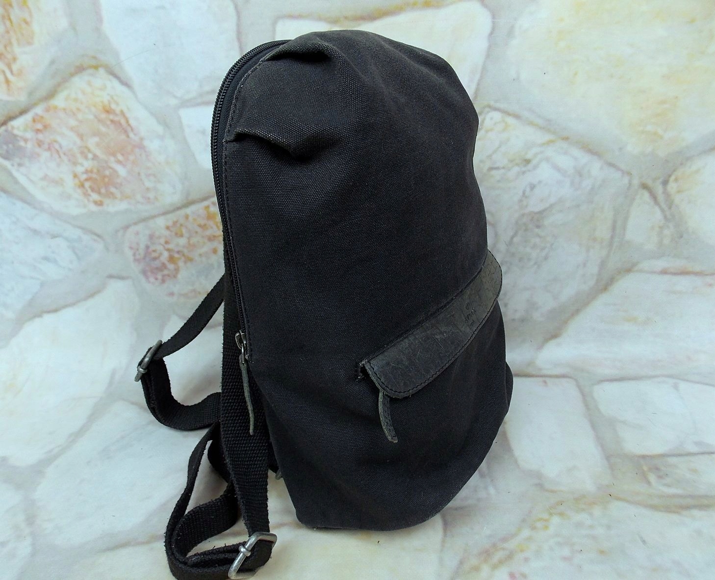 ADAX MAŁY ZGRABNY PLECAK Kolor czarny