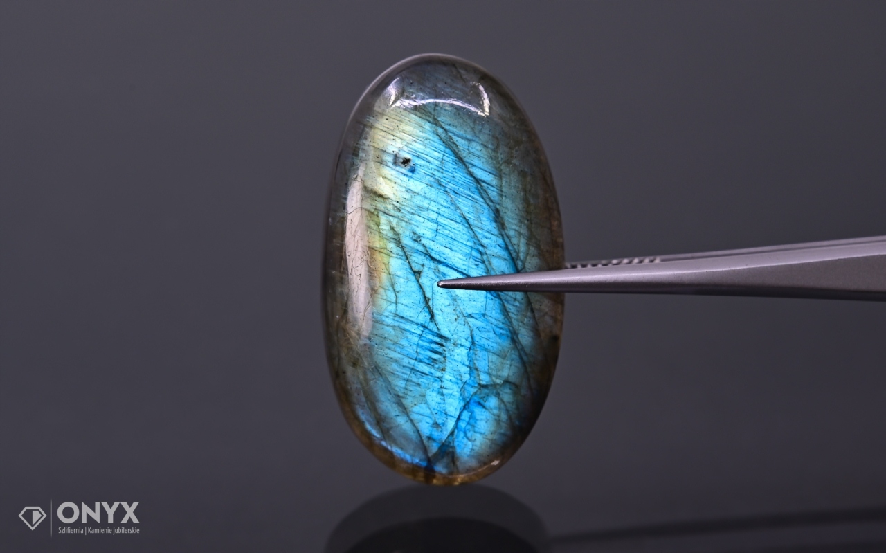 Labradorit kabošon ovál 34,5x19,5 mm