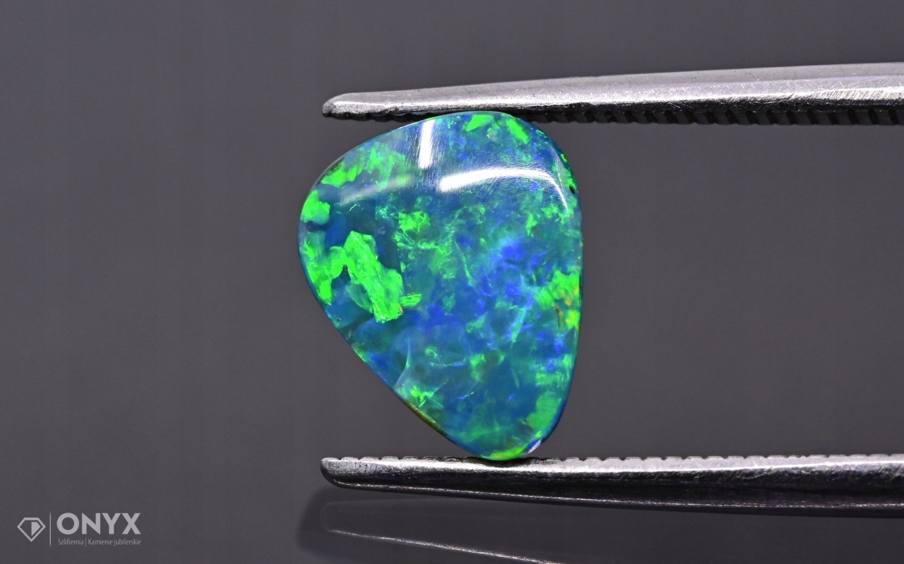 Opal Australská konvexní deska dublet nepravidelný