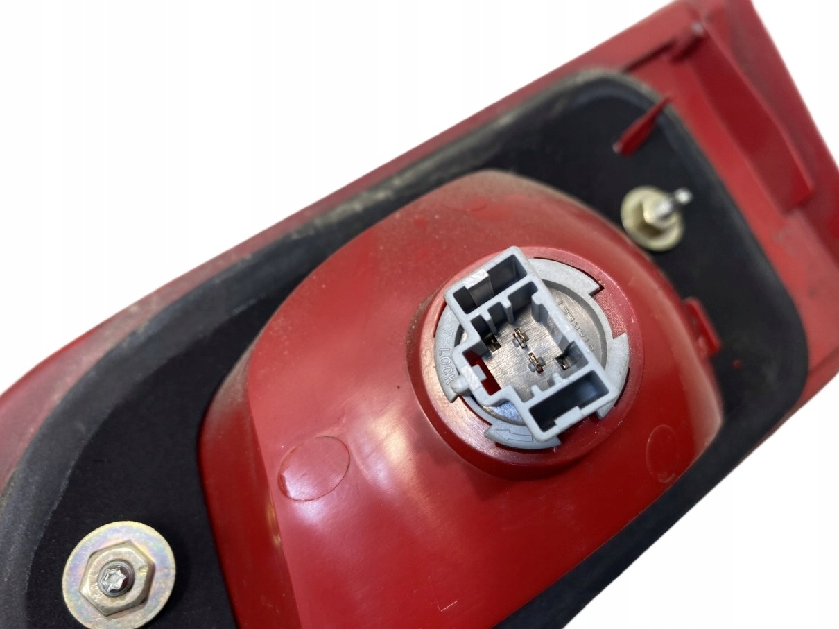 feu gauche arrière du capot MAZDA 2 2NE964835-01