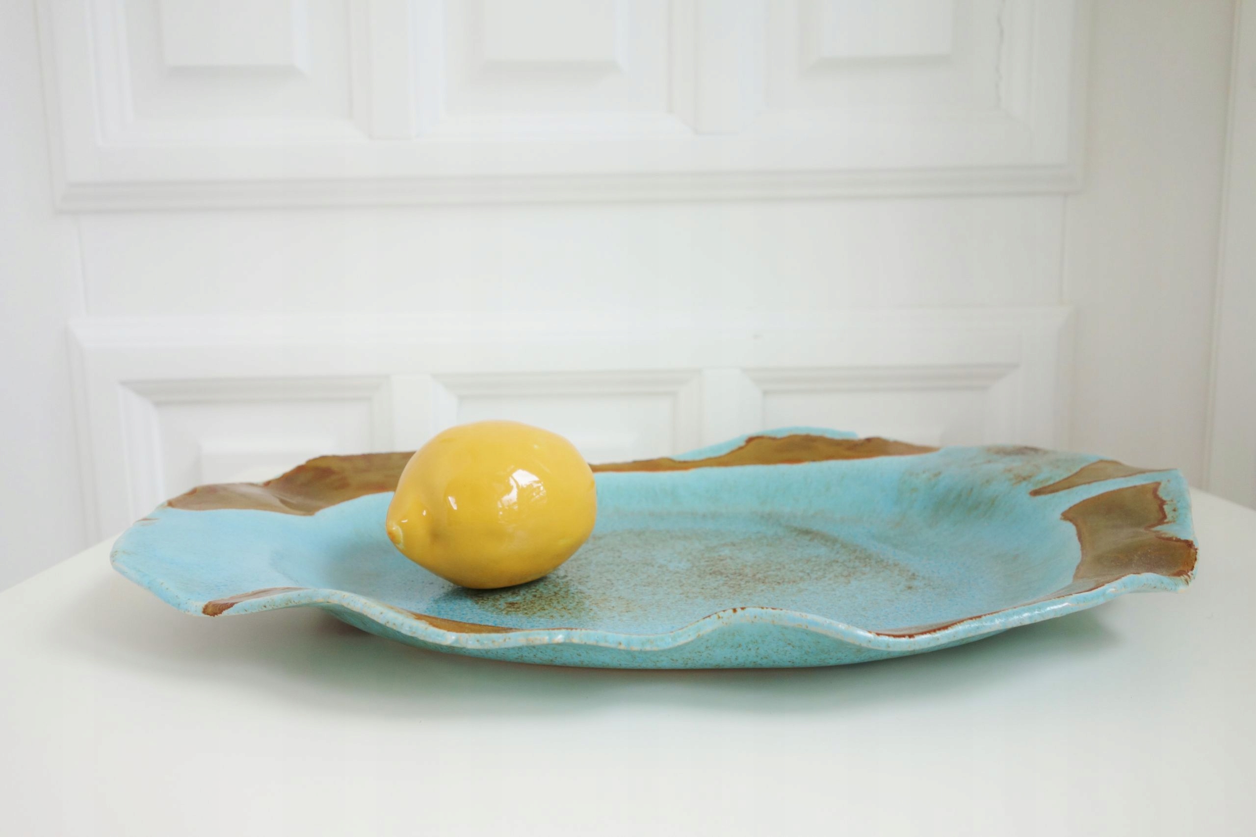 Modrý keramický talíř ručně vyrobený