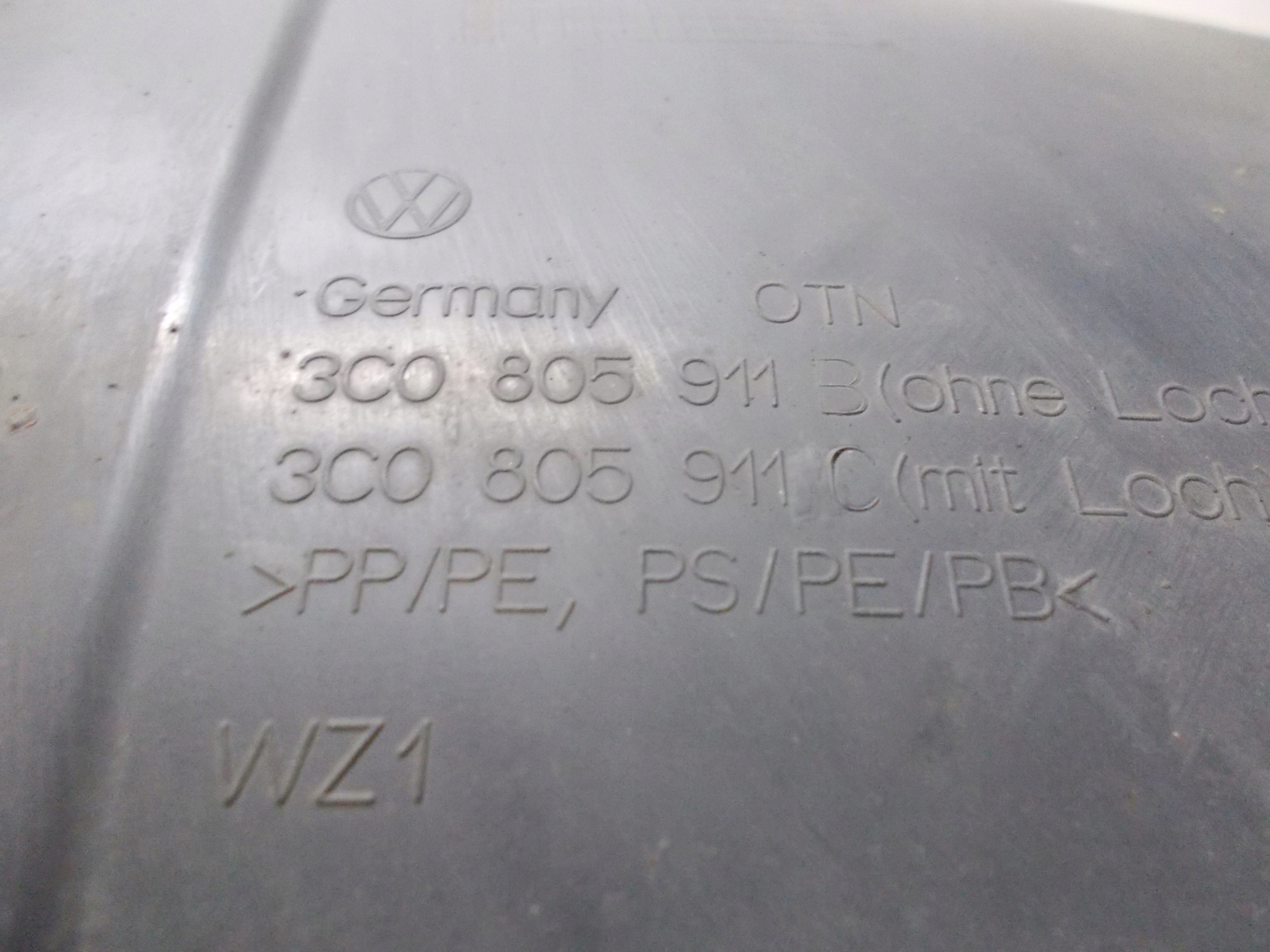 VW PASSAT B6 KOMBI 1.9 TDI 07R mudguard left front 3C0805911