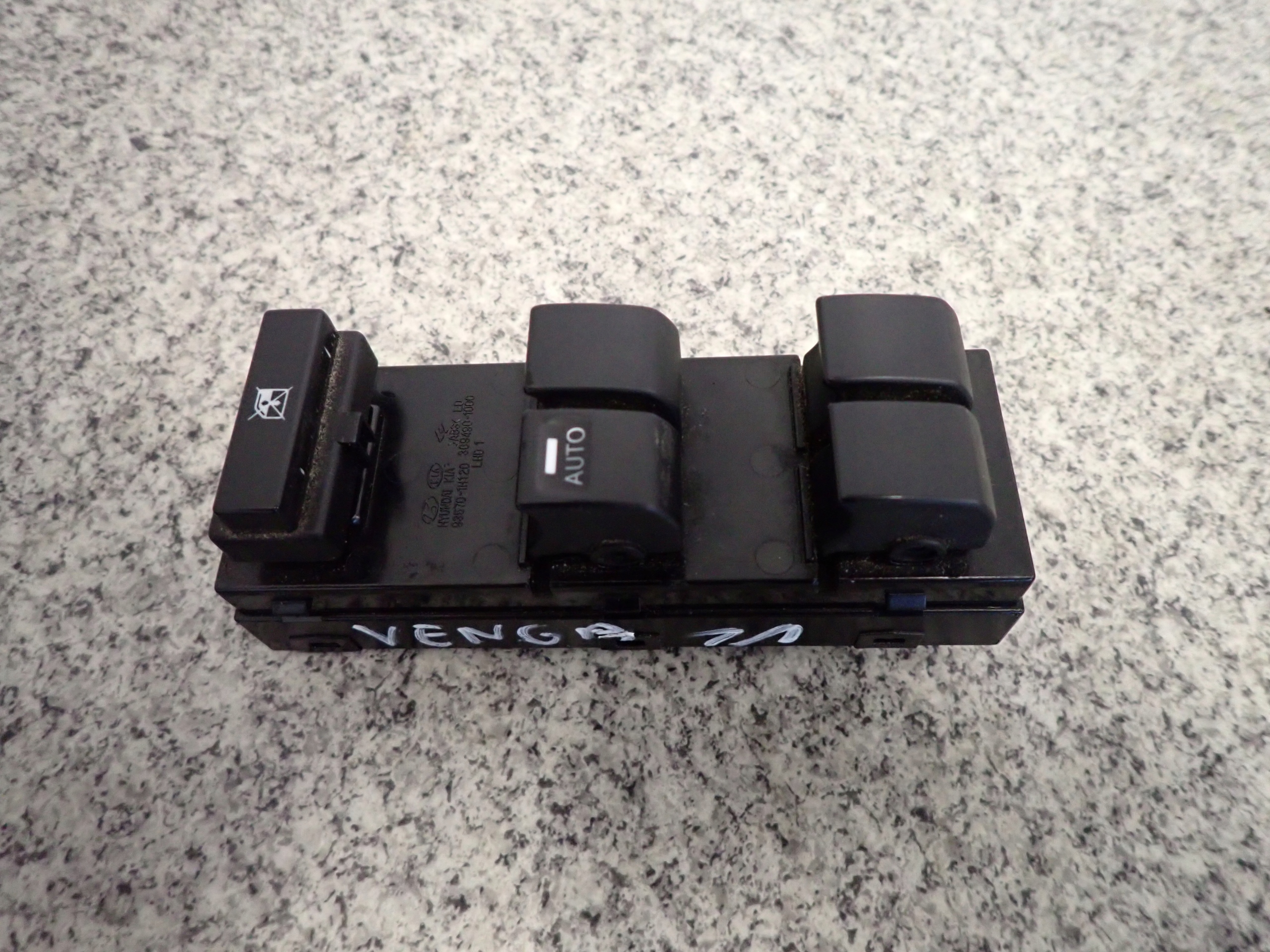 KIA VENGA 09-ПЕРЕМИКАЧ СКЛОПІДІЙМАЧА ПЕРЕДНЯ ЛІВА ПАНЕЛЬ